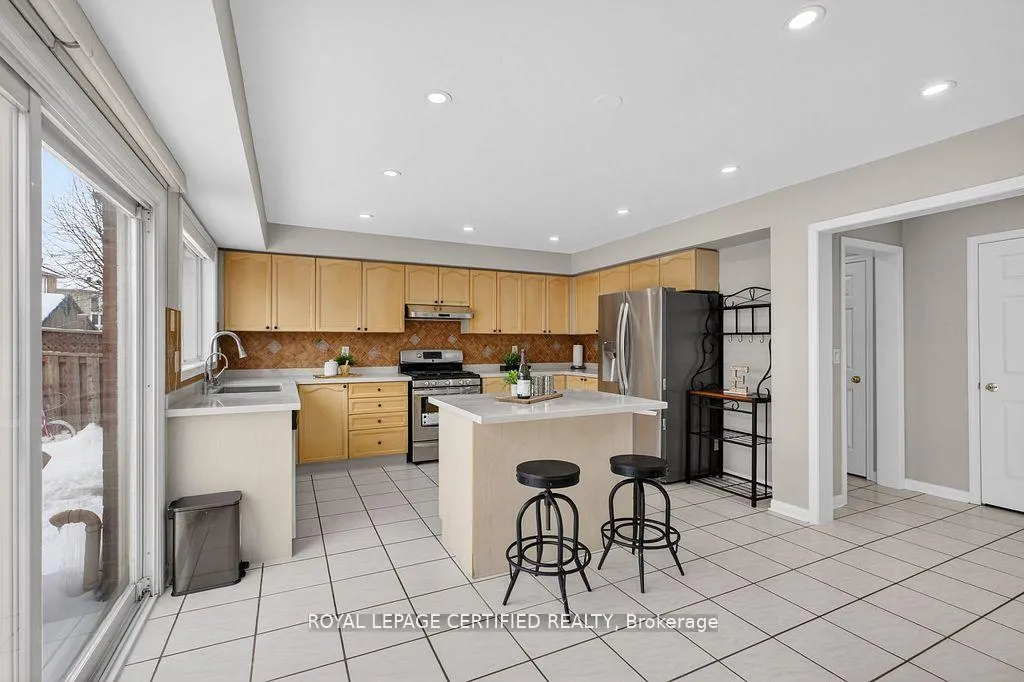 Photo 13 of 10 Verona Drive, Brampton, Vales of Castlemore — HOMEH