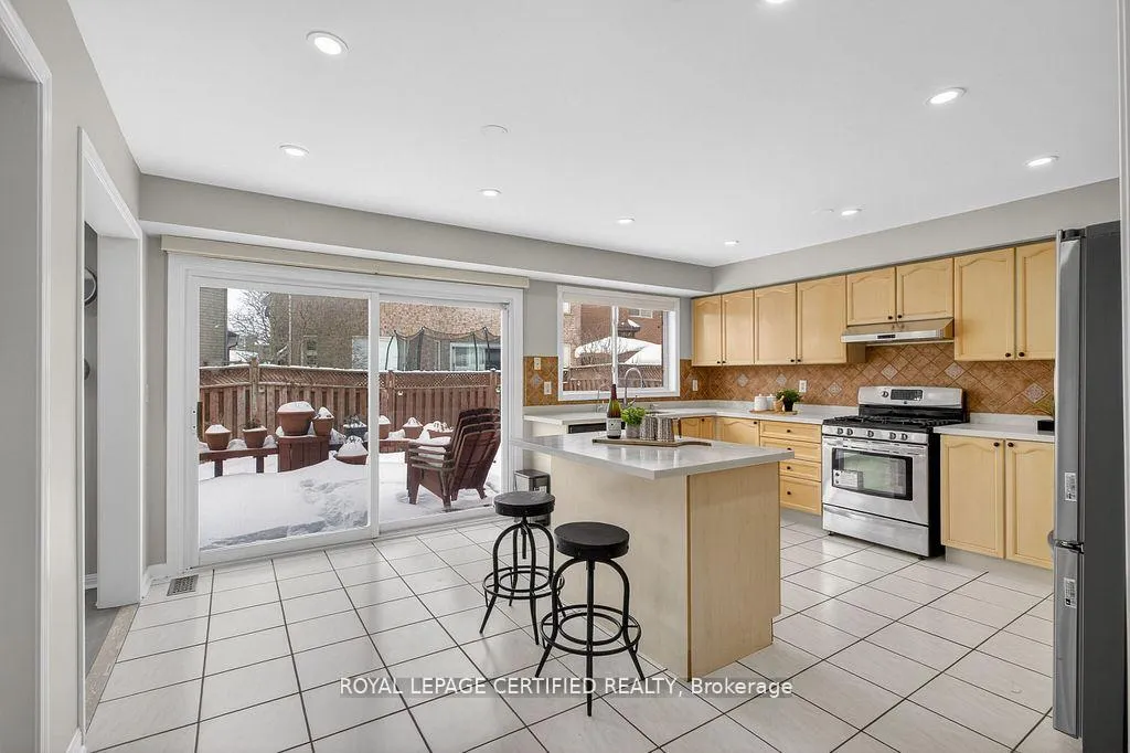 Photo 14 of 10 Verona Drive, Brampton, Vales of Castlemore — HOMEH