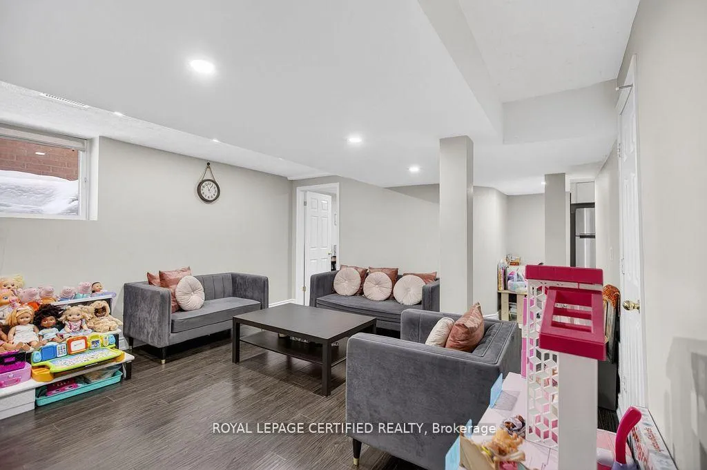 Photo 37 of 10 Verona Drive, Brampton, Vales of Castlemore — HOMEH