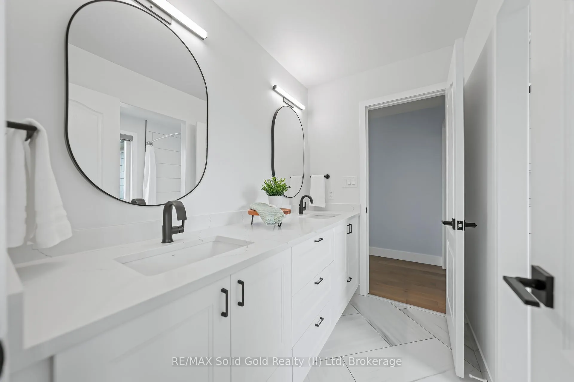 Photo 37 of 75 Porter Crescent, Cambridge, Silver Heights — HOMEH