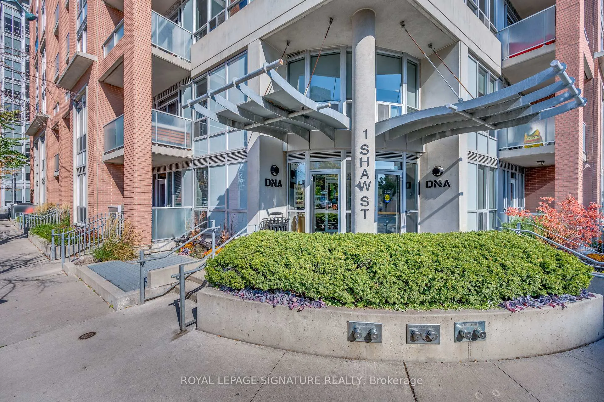 Photo 3 of Unit 421, 1 Shaw Street, Toronto, Niagara — HOMEH