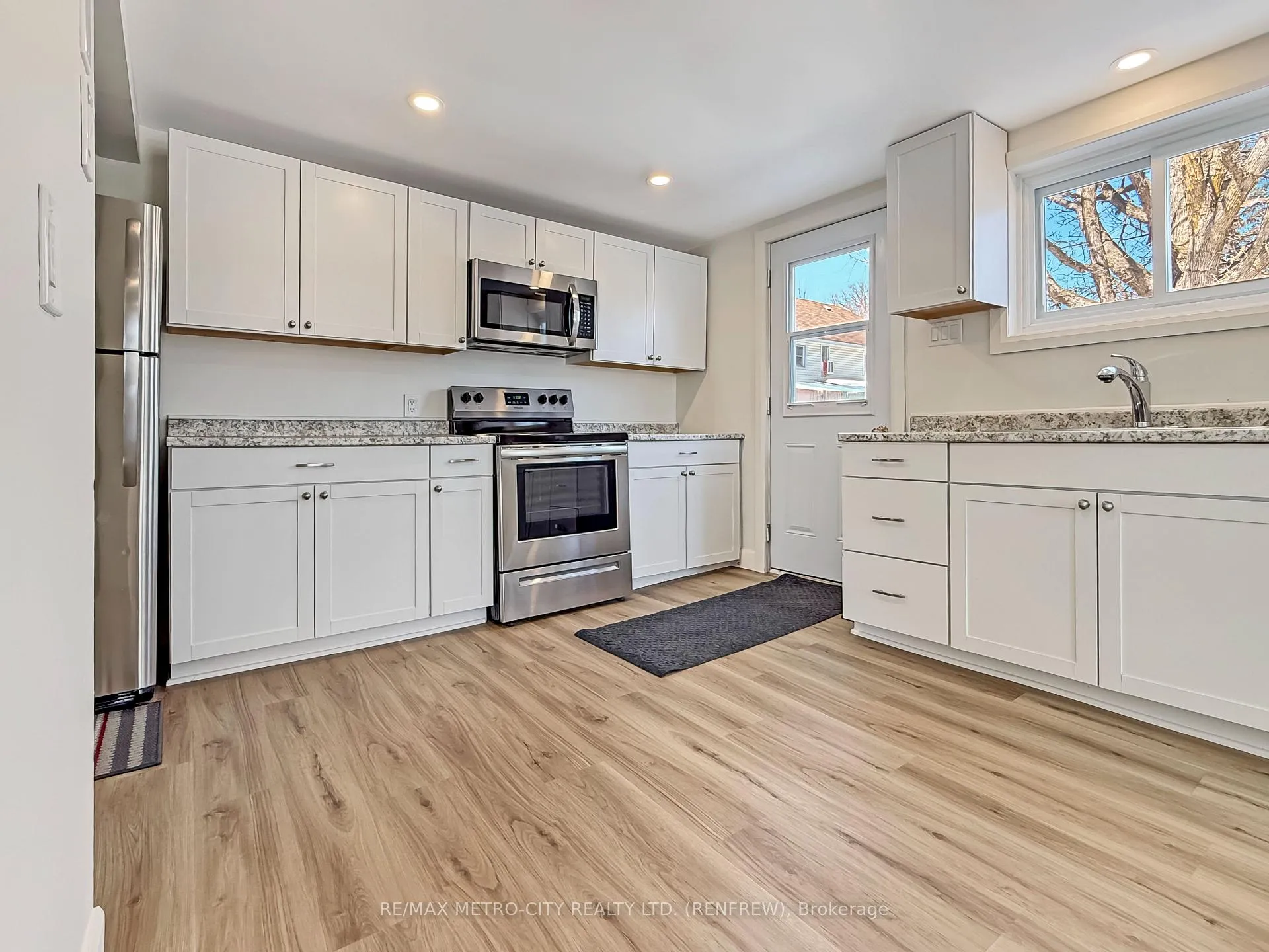 Photo 4 of 294 Albert Street, Renfrew — HOMEH