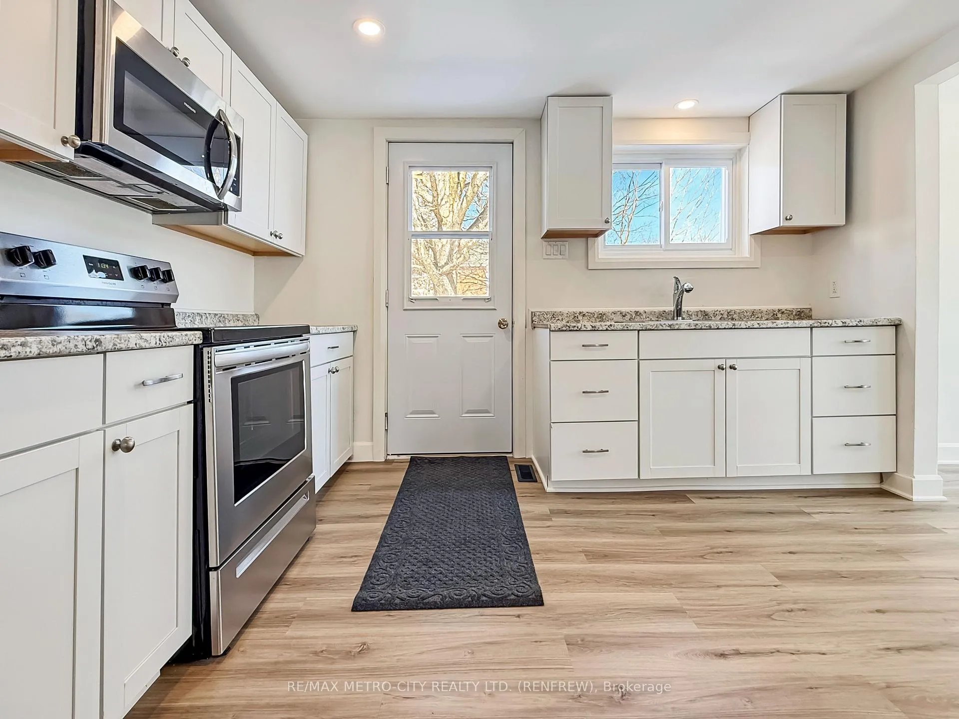 Photo 6 of 294 Albert Street, Renfrew — HOMEH
