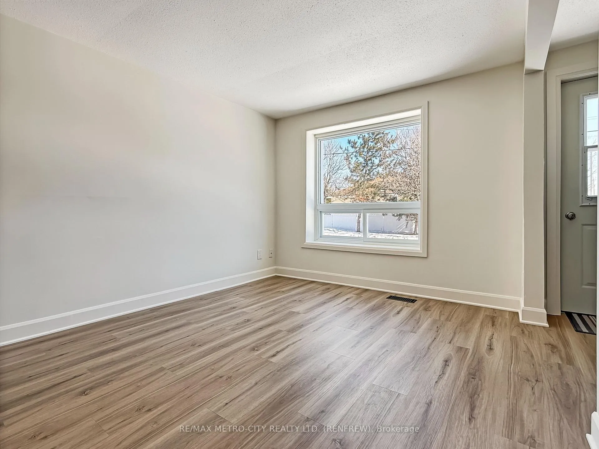 Photo 8 of 294 Albert Street, Renfrew — HOMEH