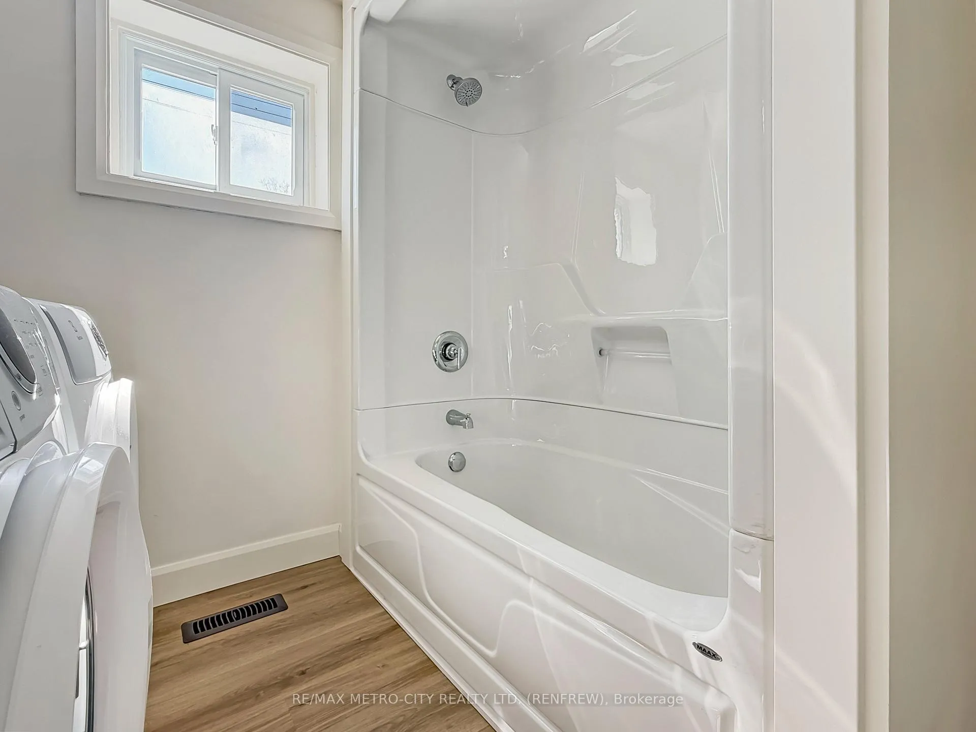 Photo 10 of 294 Albert Street, Renfrew — HOMEH