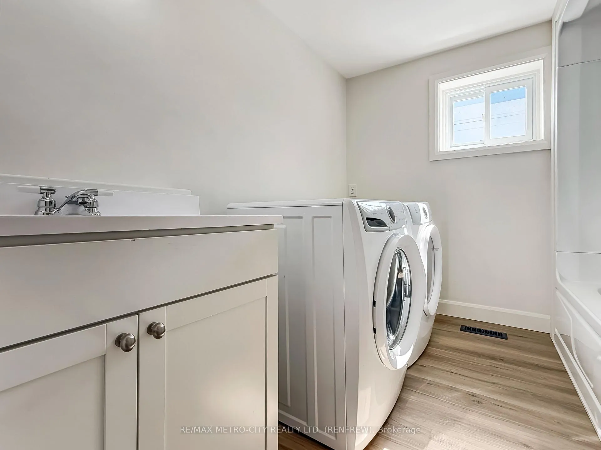 Photo 11 of 294 Albert Street, Renfrew — HOMEH