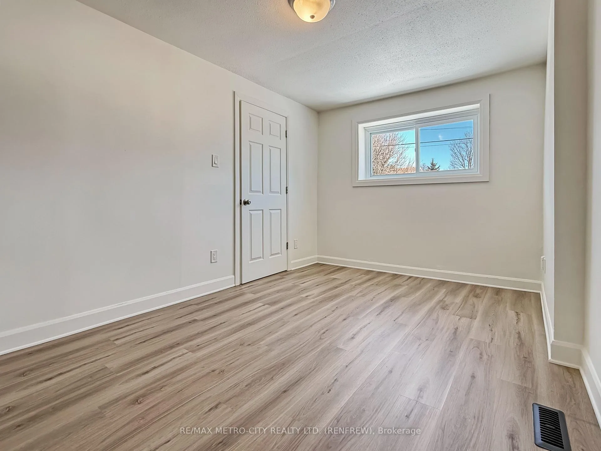 Photo 12 of 294 Albert Street, Renfrew — HOMEH