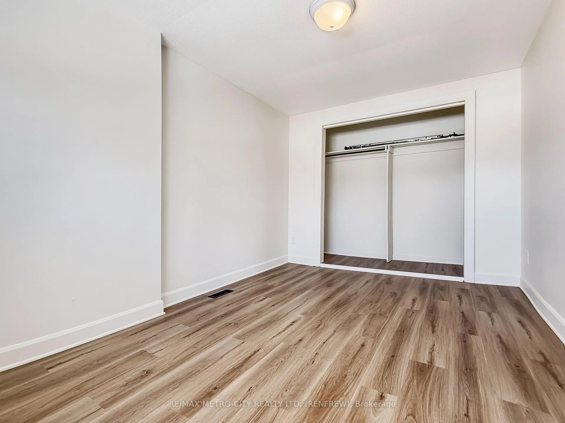 Photo 13 of 294 Albert Street, Renfrew — HOMEH