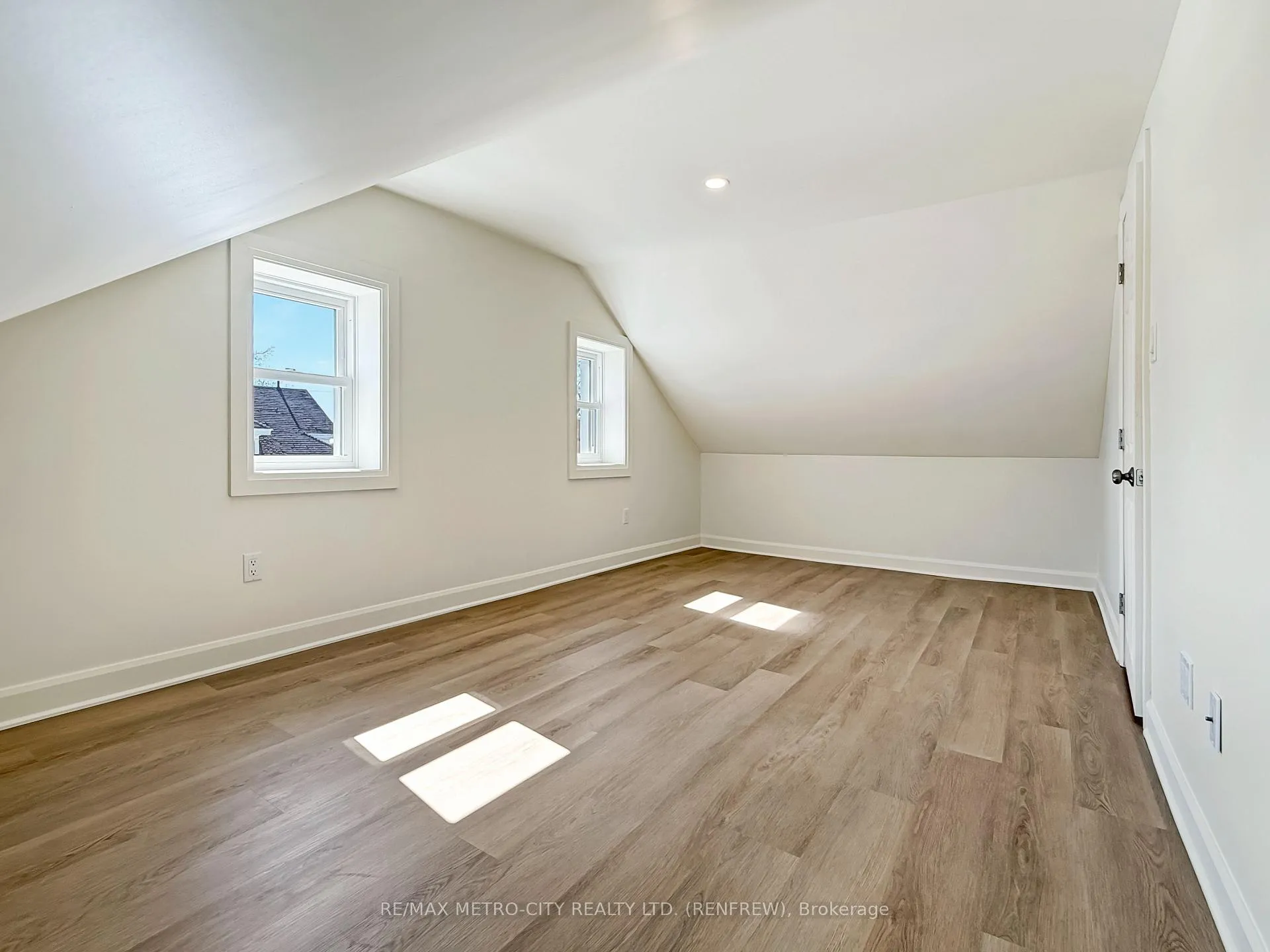 Photo 15 of 294 Albert Street, Renfrew — HOMEH