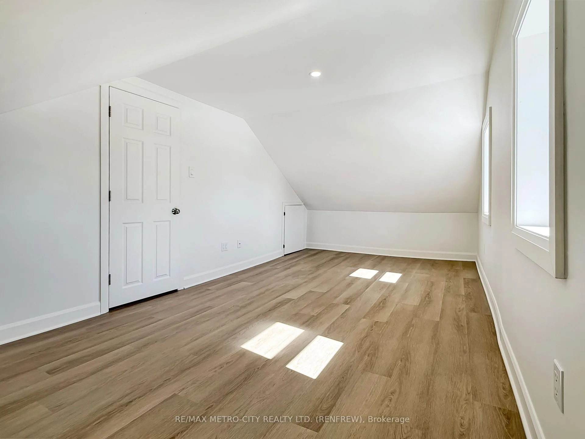 Photo 16 of 294 Albert Street, Renfrew — HOMEH