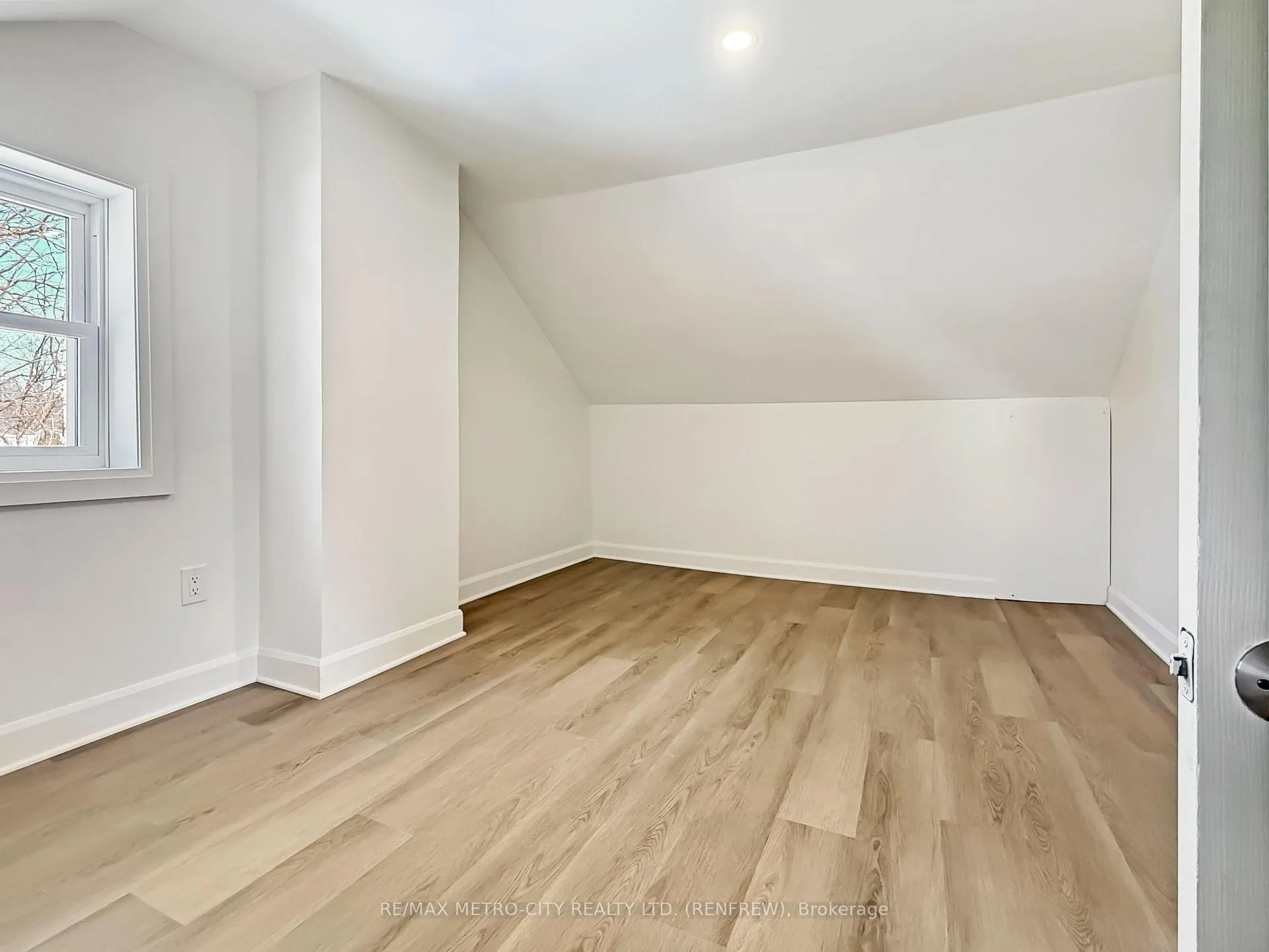 Photo 18 of 294 Albert Street, Renfrew — HOMEH