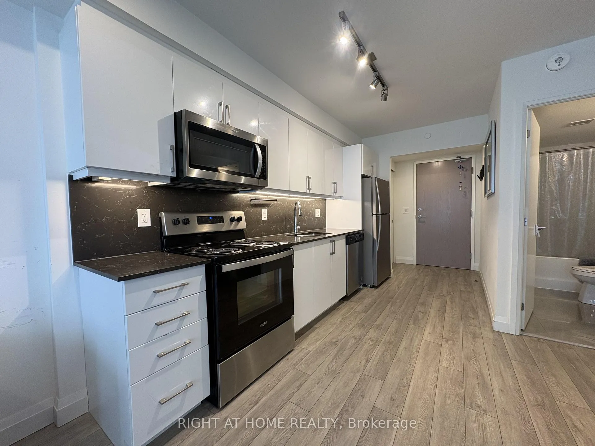 Photo 3 of Unit 805, 58 Lakeside Terrace, Barrie, Little Lake — HOMEH