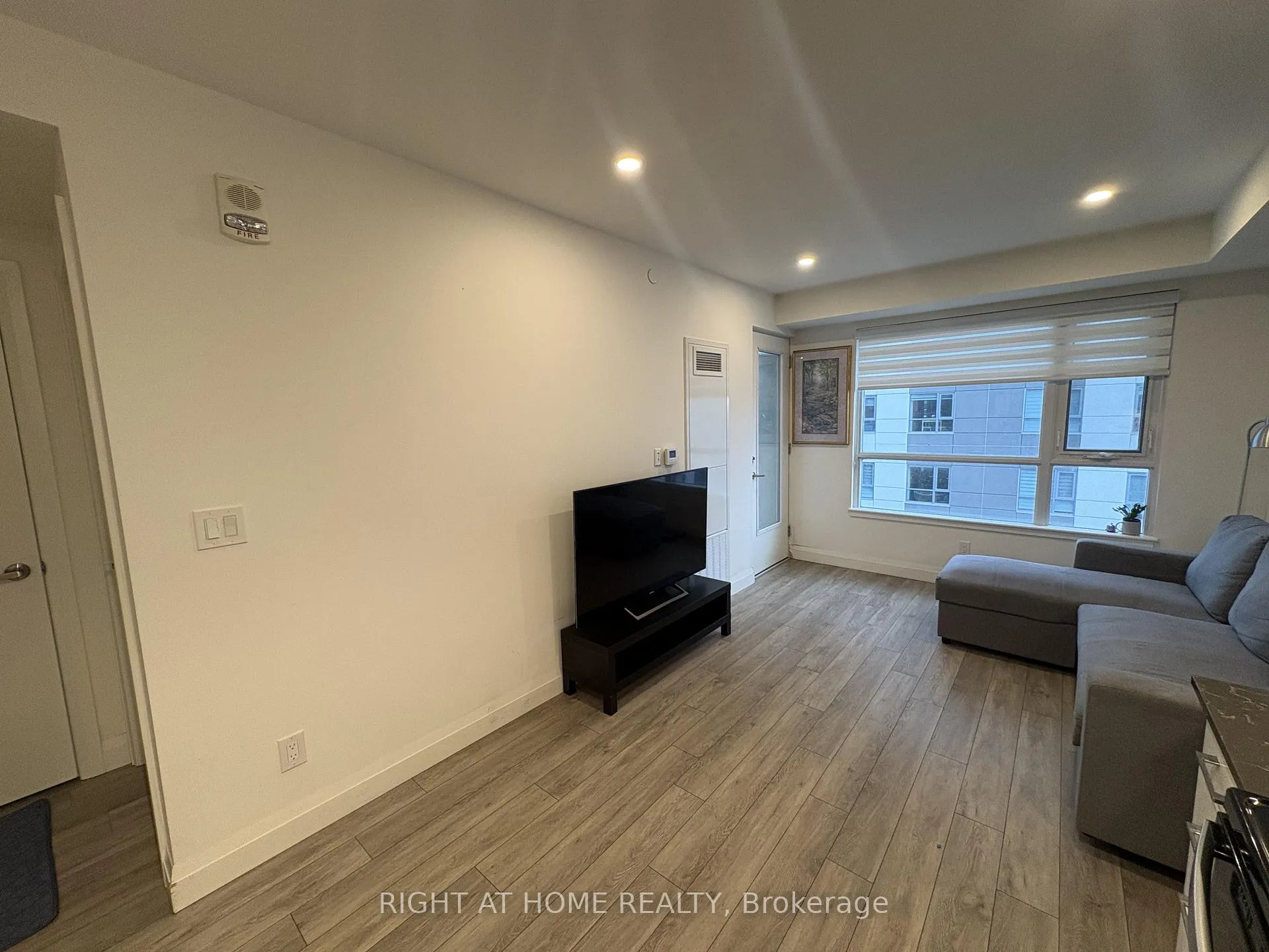 Photo 5 of Unit 805, 58 Lakeside Terrace, Barrie, Little Lake — HOMEH