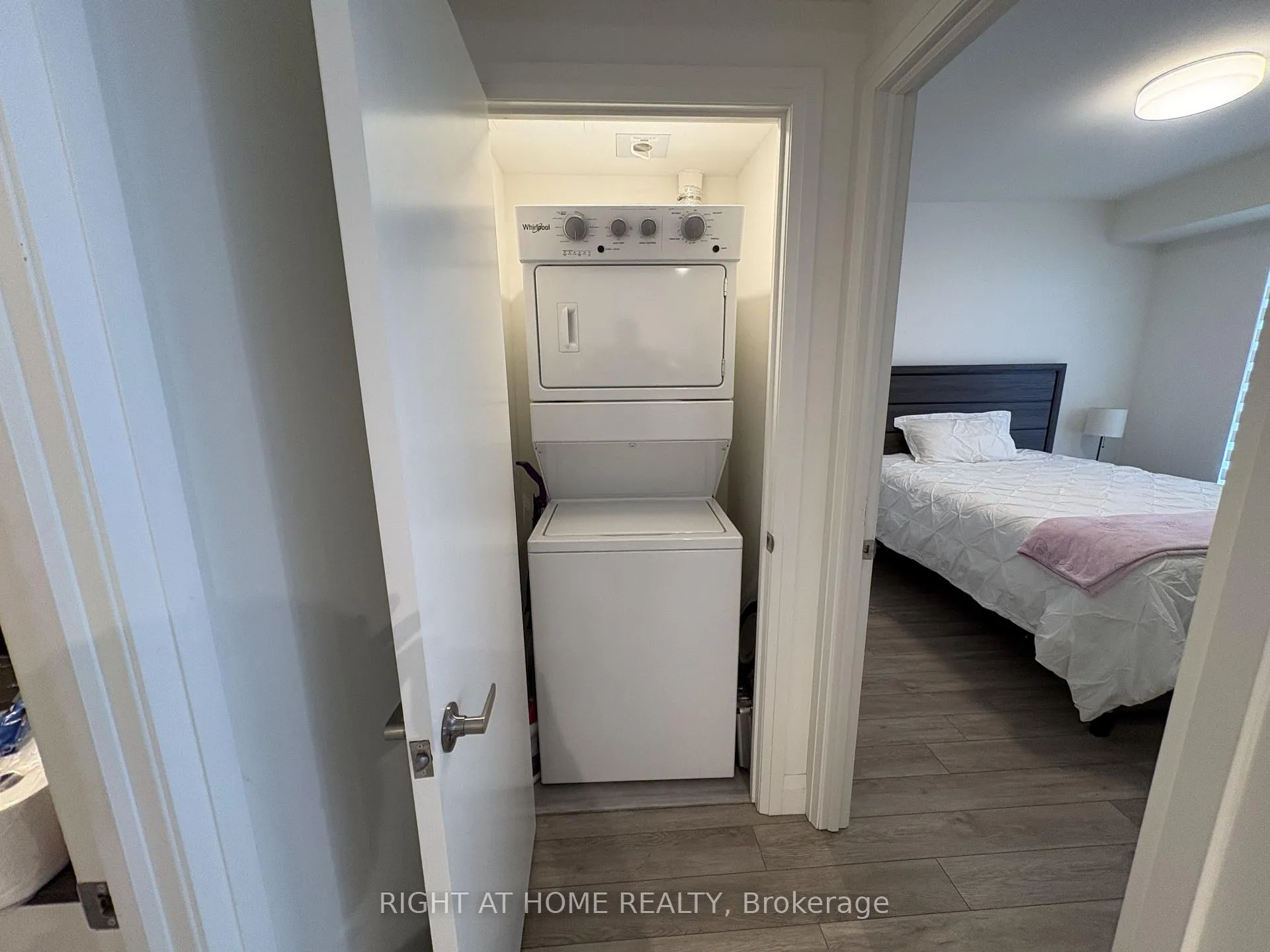 Photo 8 of Unit 805, 58 Lakeside Terrace, Barrie, Little Lake — HOMEH