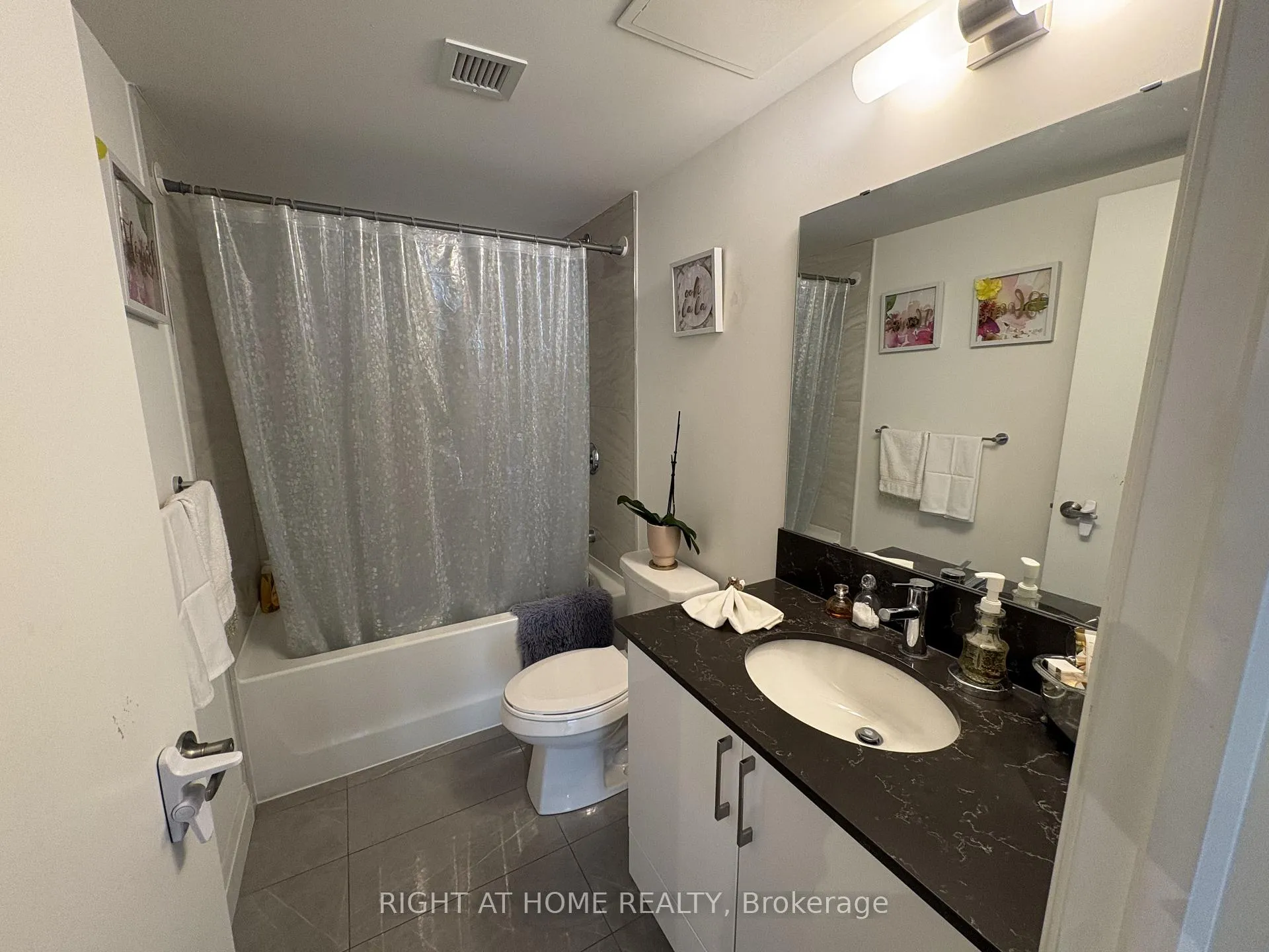 Photo 9 of Unit 805, 58 Lakeside Terrace, Barrie, Little Lake — HOMEH