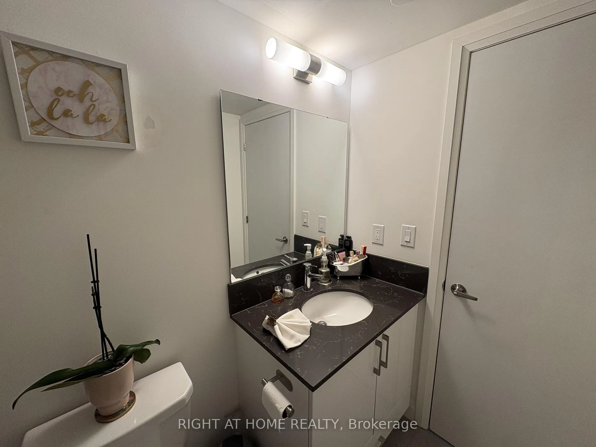 Photo 10 of Unit 805, 58 Lakeside Terrace, Barrie, Little Lake — HOMEH