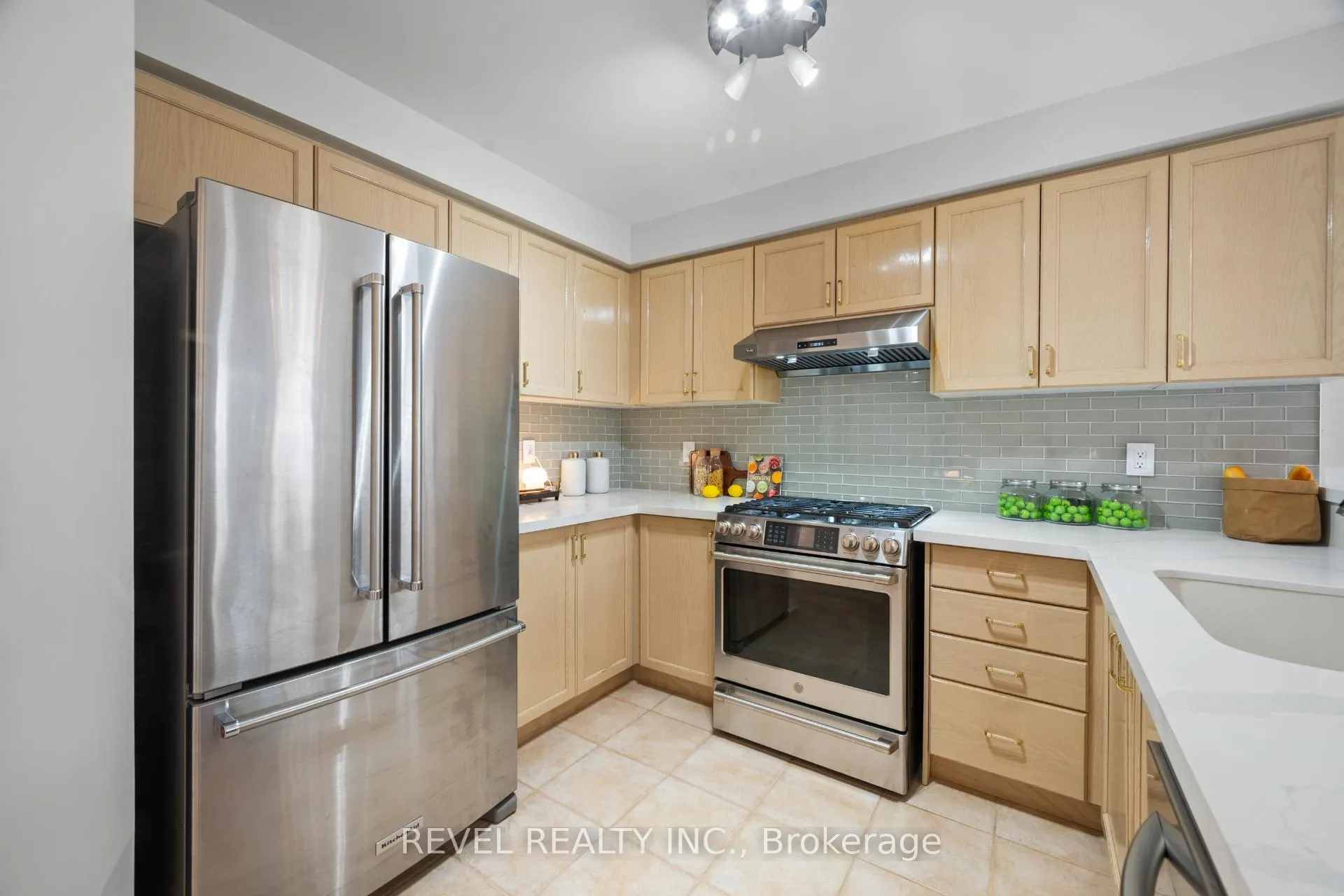 Photo 2 of 10 Dinsdale Drive, Vaughan, Vellore Village — HOMEH