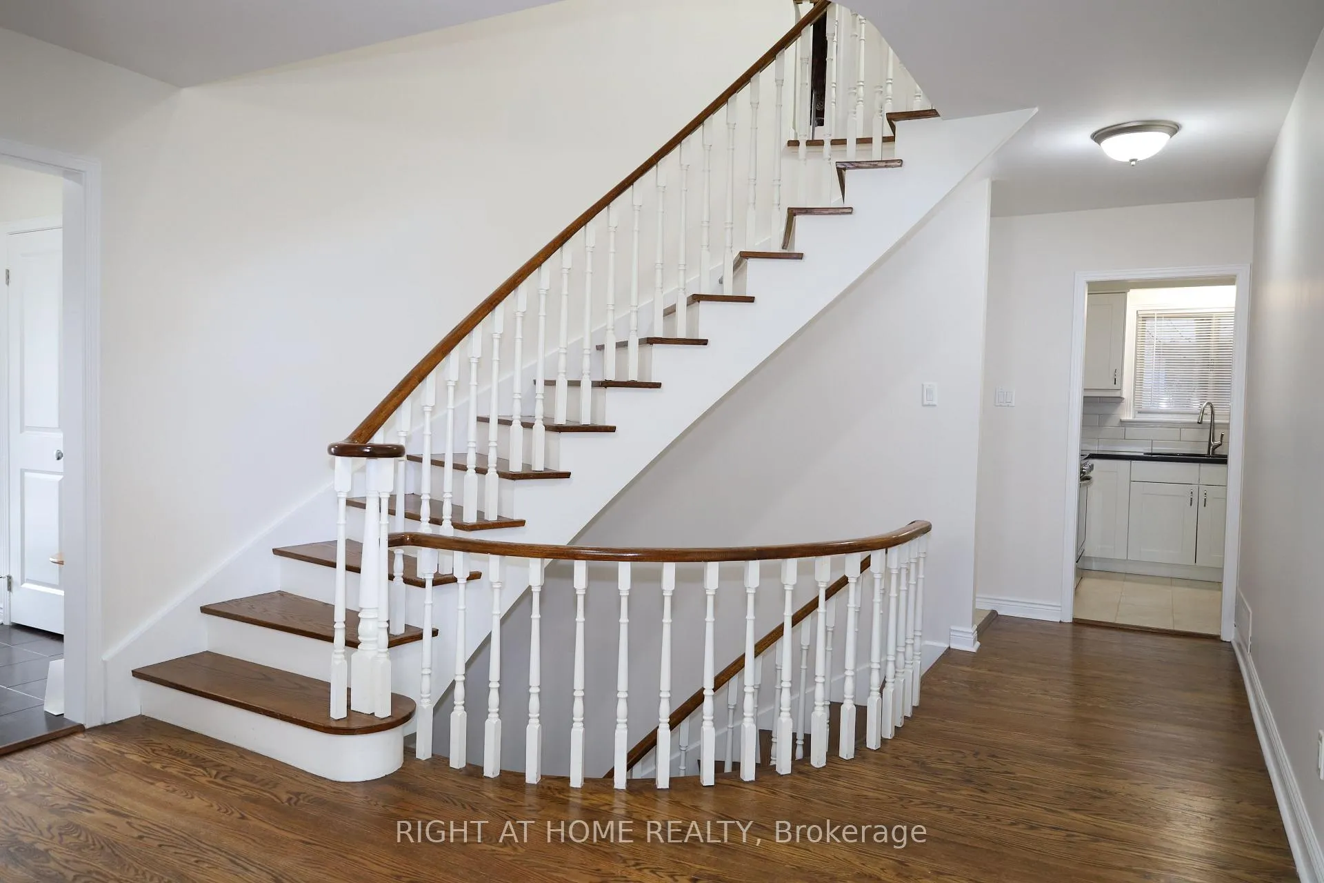 Photo 5 of 236 York Mills Road, North York, St. Andrew-Windfields — HOMEH
