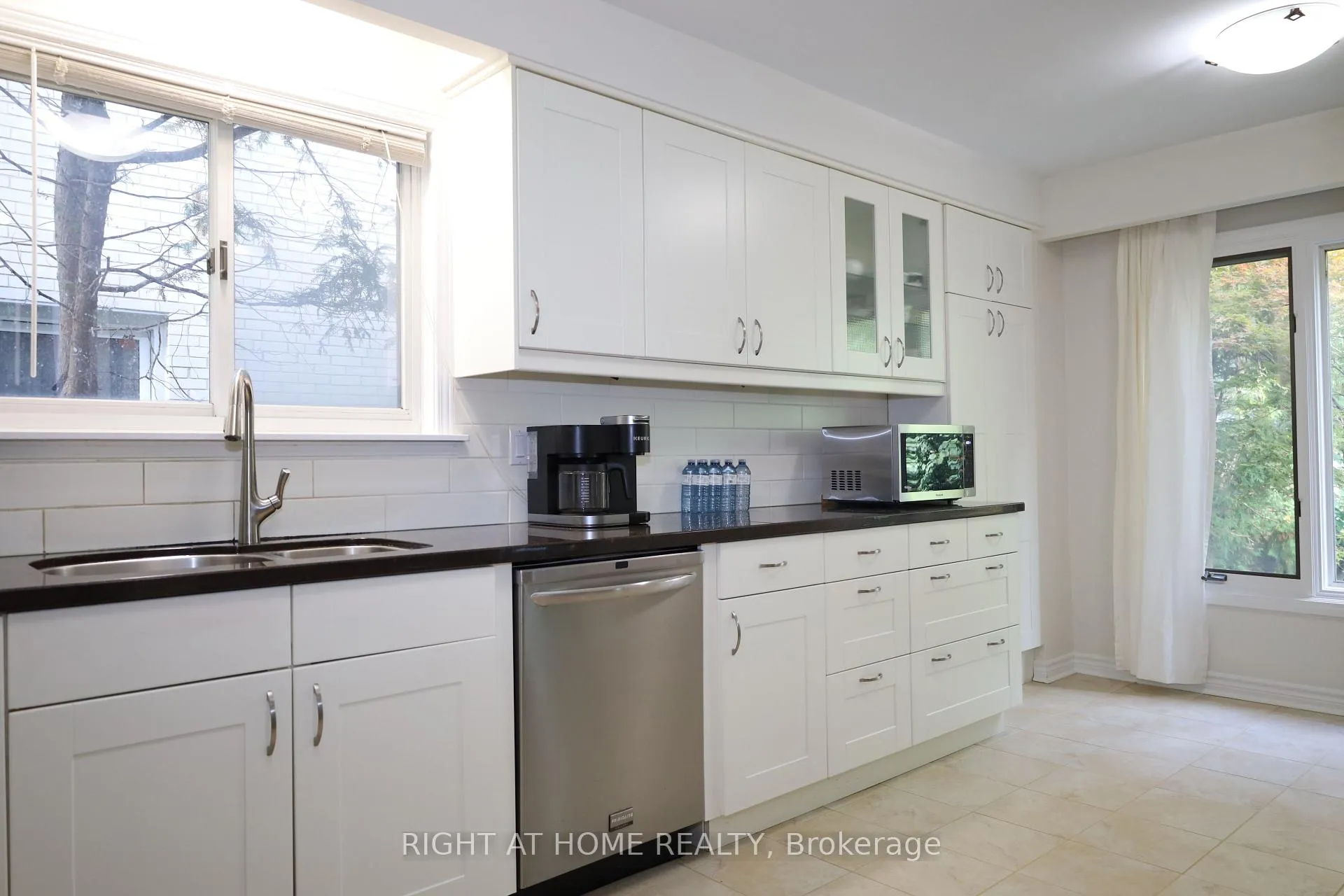 Photo 6 of 236 York Mills Road, North York, St. Andrew-Windfields — HOMEH