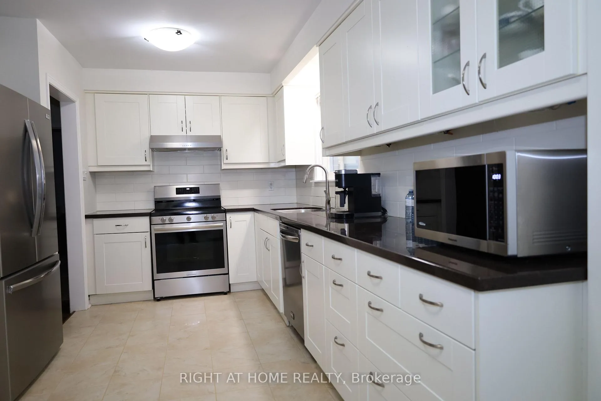 Photo 7 of 236 York Mills Road, North York, St. Andrew-Windfields — HOMEH