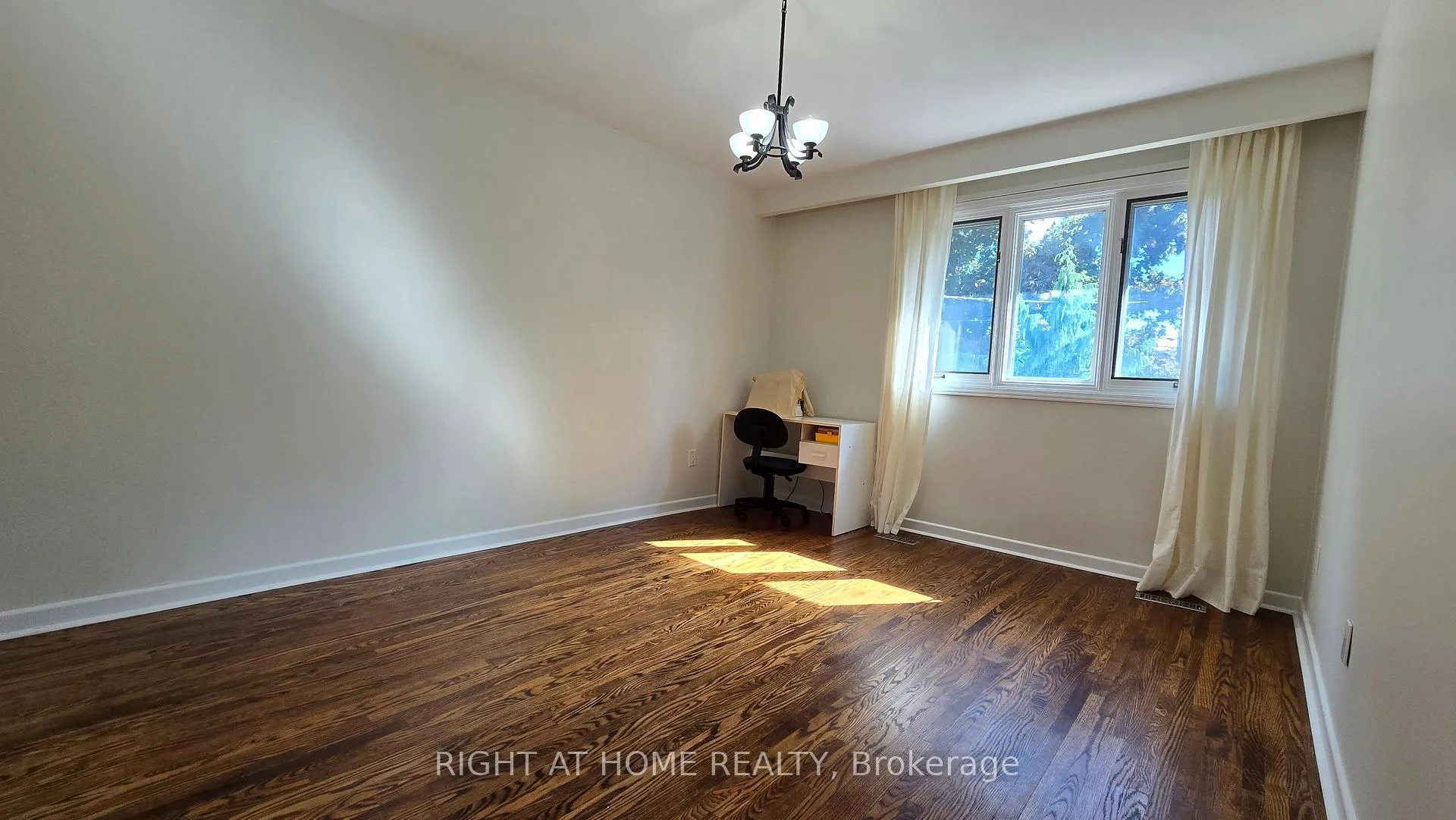 Photo 28 of 236 York Mills Road, North York, St. Andrew-Windfields — HOMEH