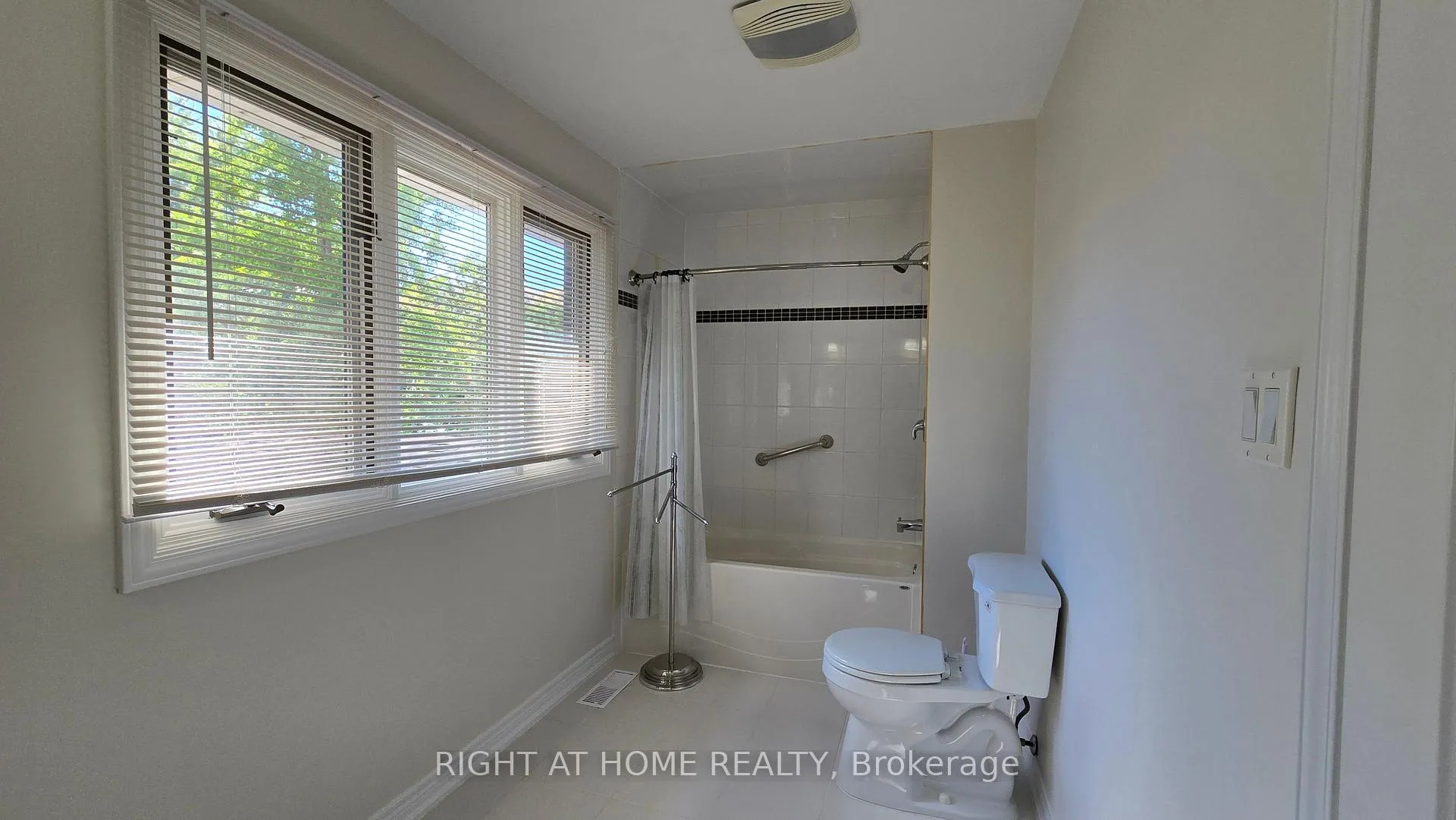 Photo 30 of 236 York Mills Road, North York, St. Andrew-Windfields — HOMEH