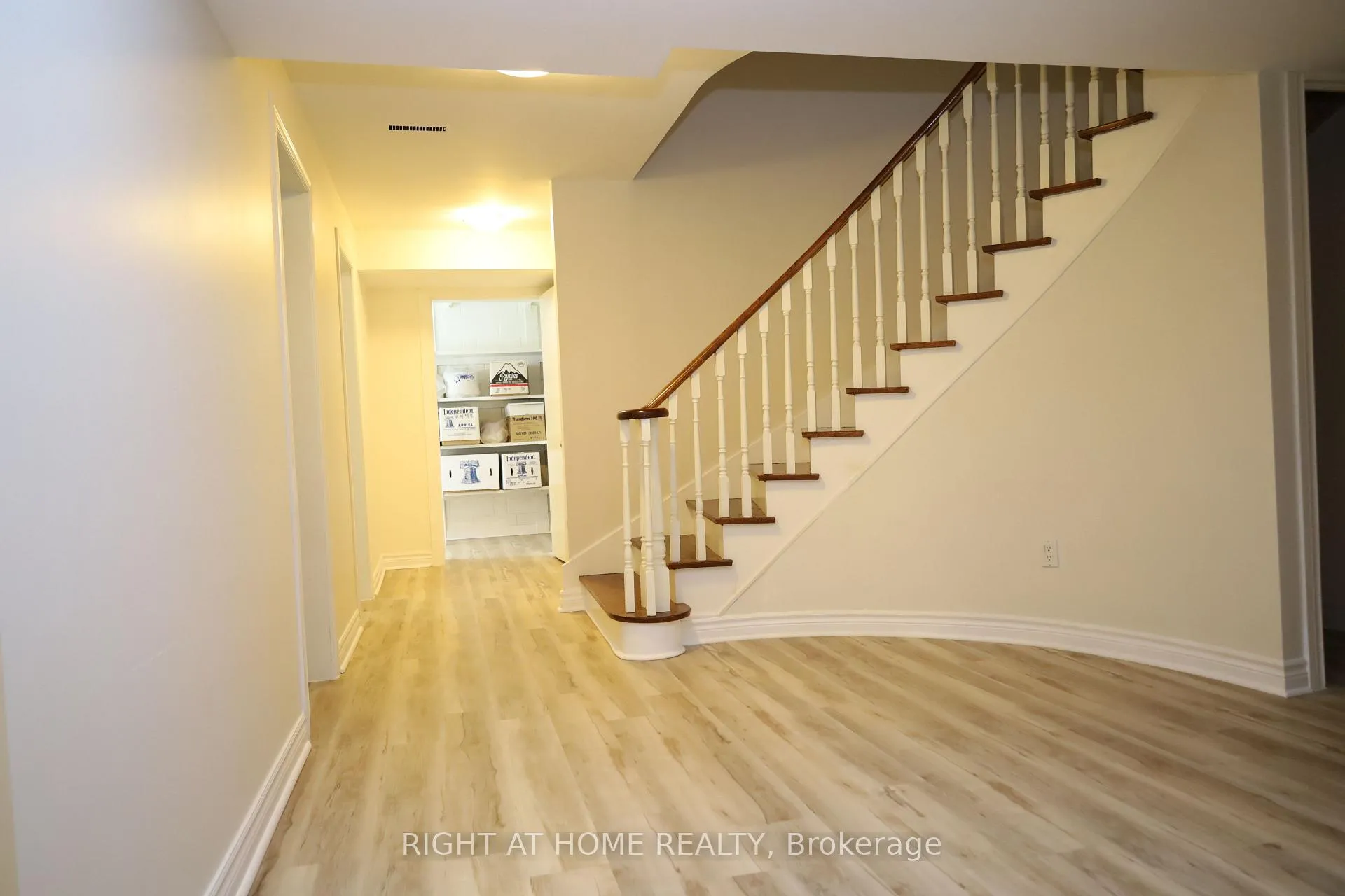 Photo 32 of 236 York Mills Road, North York, St. Andrew-Windfields — HOMEH