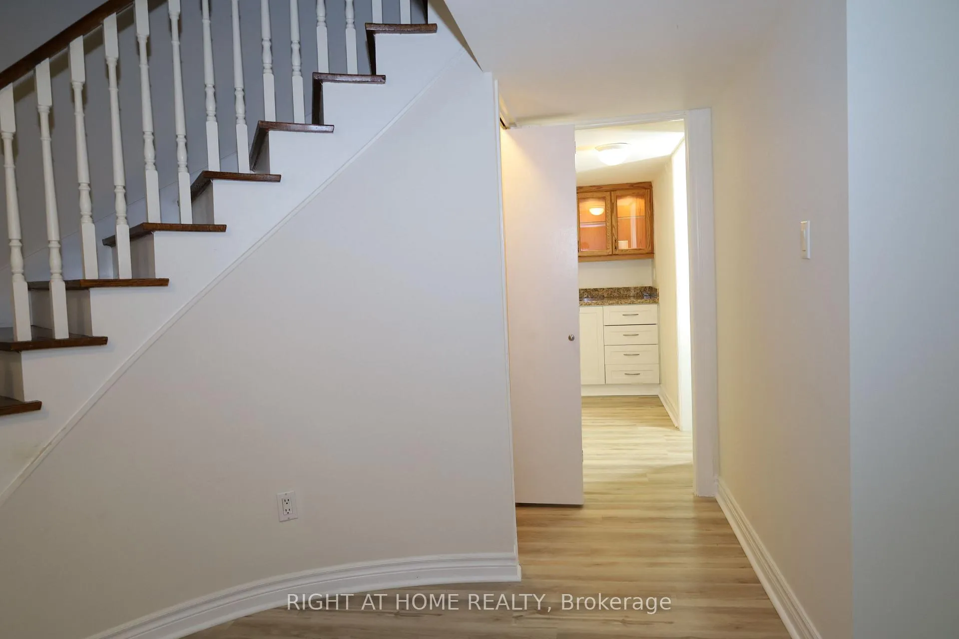 Photo 33 of 236 York Mills Road, North York, St. Andrew-Windfields — HOMEH