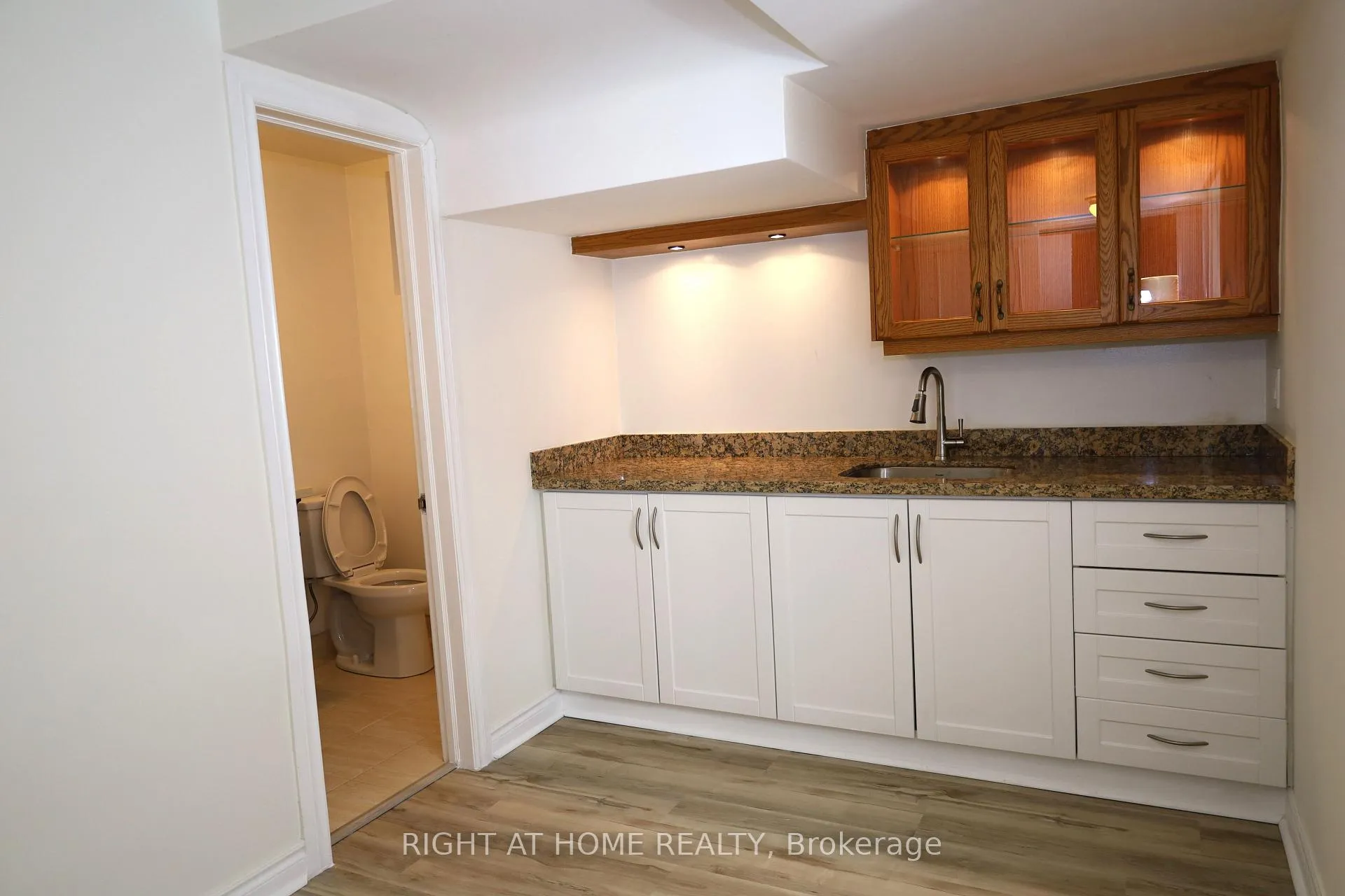 Photo 34 of 236 York Mills Road, North York, St. Andrew-Windfields — HOMEH