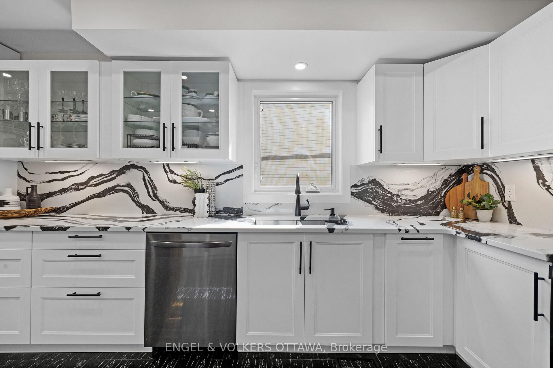 Photo 3 of 16 Burlington Crescent, Ottawa, Hunt Club Park/Greenboro — HOMEH