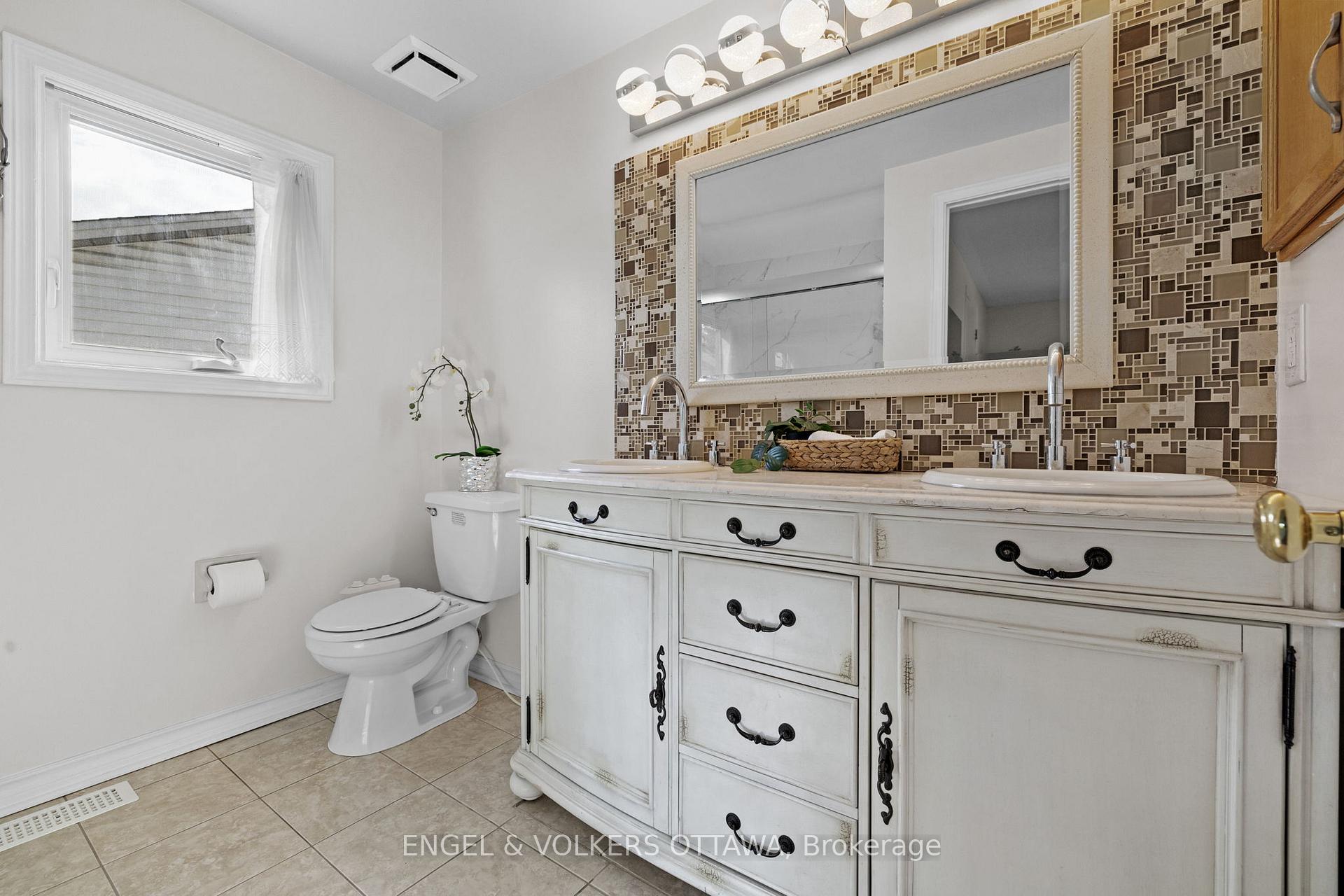 Photo 17 of 16 Burlington Crescent, Ottawa, Hunt Club Park/Greenboro — HOMEH