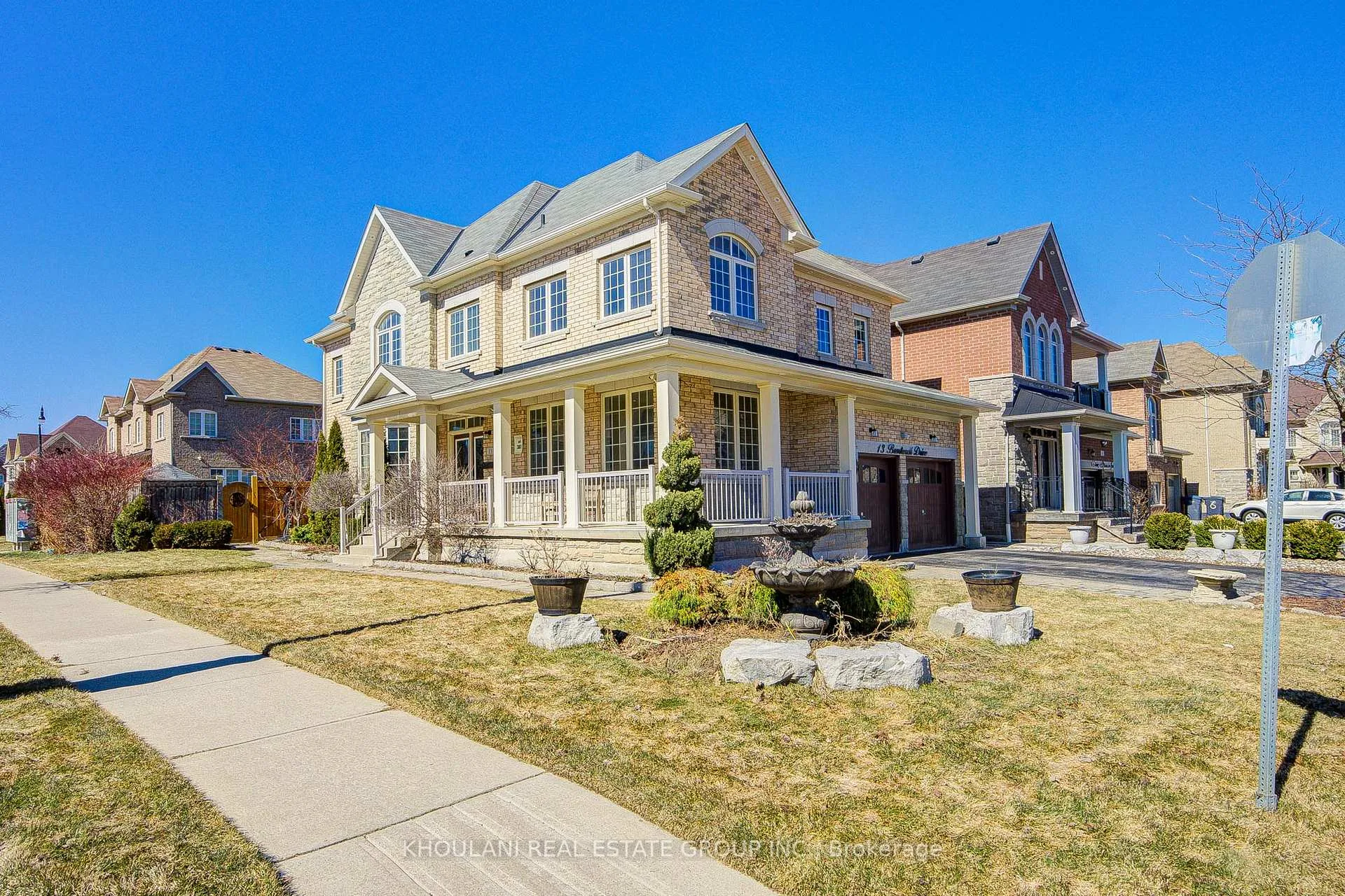 Photo 2 of 13 Brentwick Drive, Brampton, Credit Valley — HOMEH