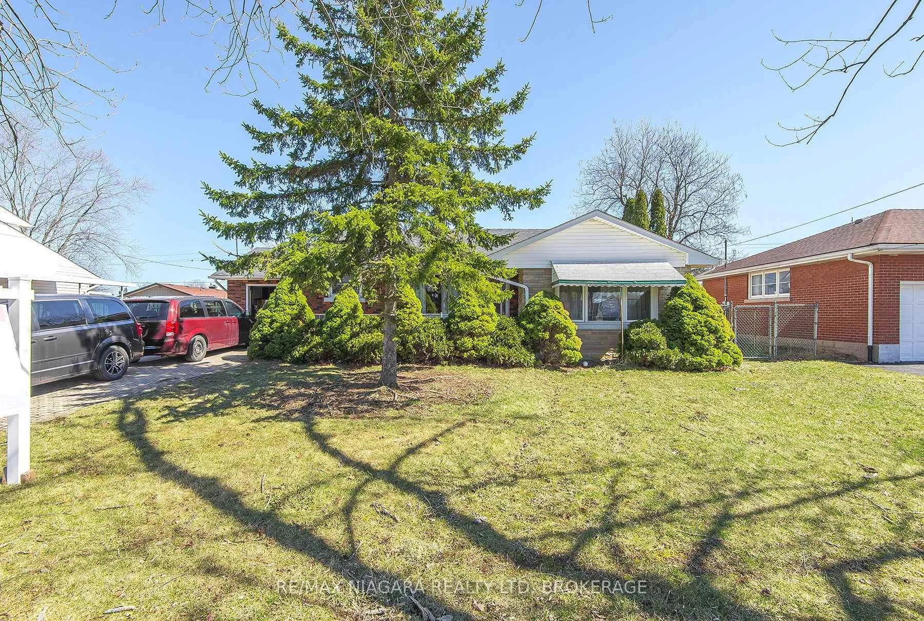 Photo 2 of 88 Golden Boulevard E, Welland, Lincoln/Crowland — HOMEH