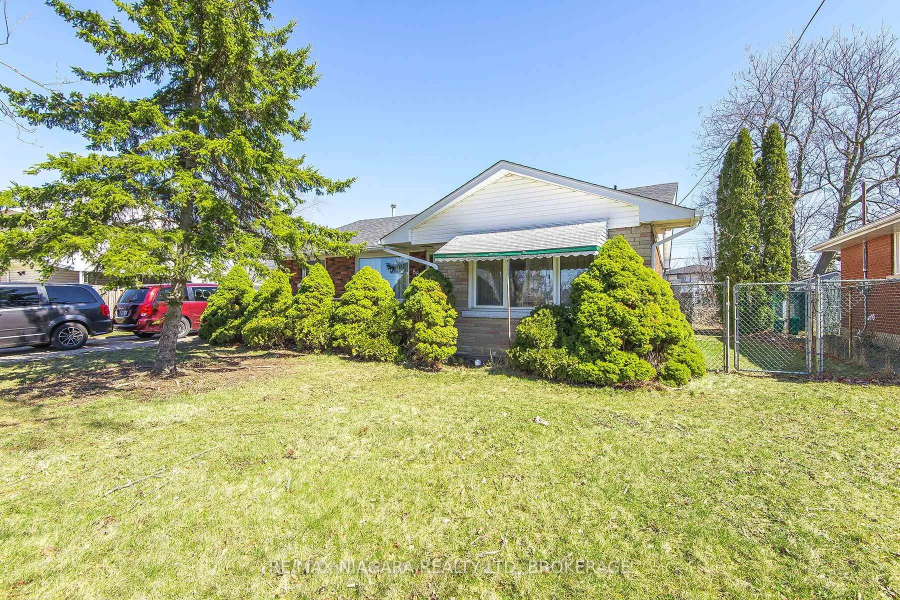 Photo 3 of 88 Golden Boulevard E, Welland, Lincoln/Crowland — HOMEH