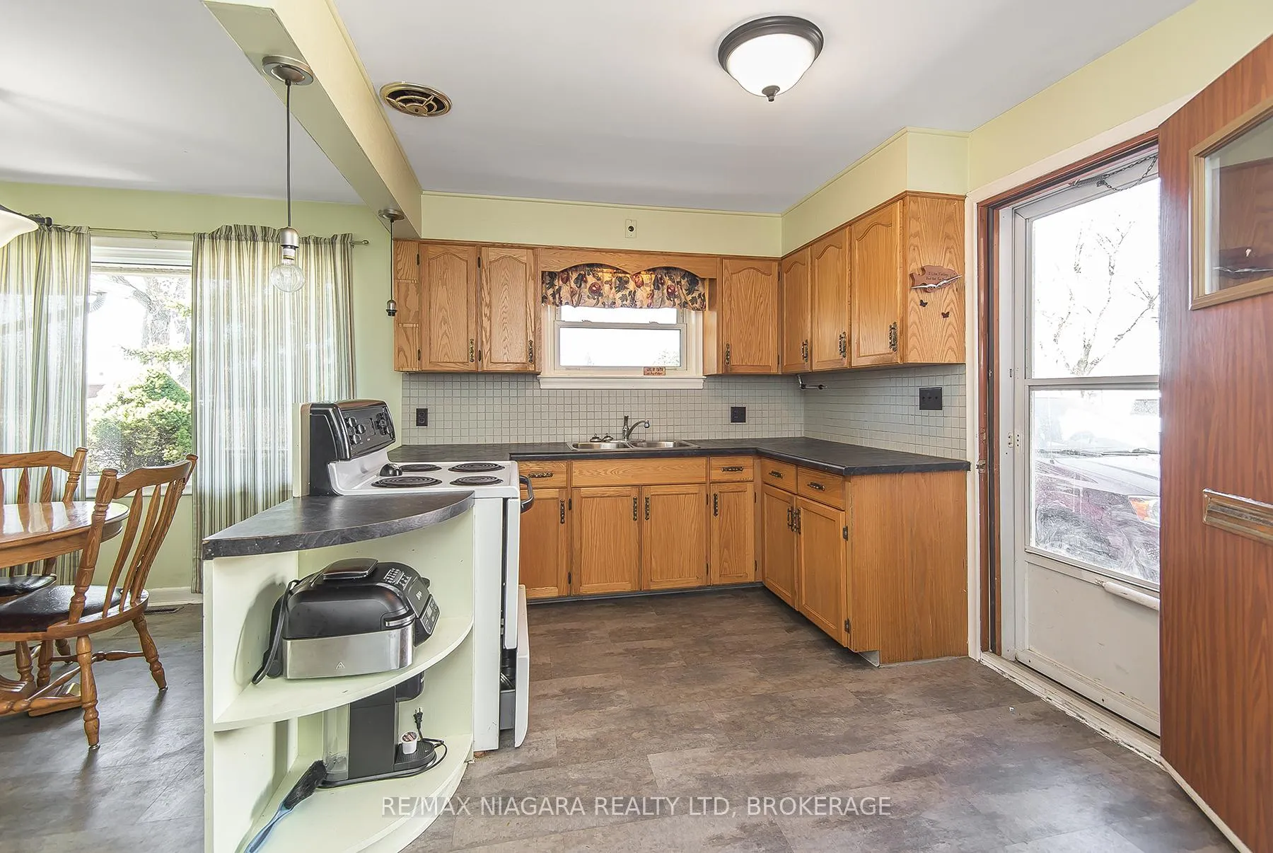 Photo 5 of 88 Golden Boulevard E, Welland, Lincoln/Crowland — HOMEH