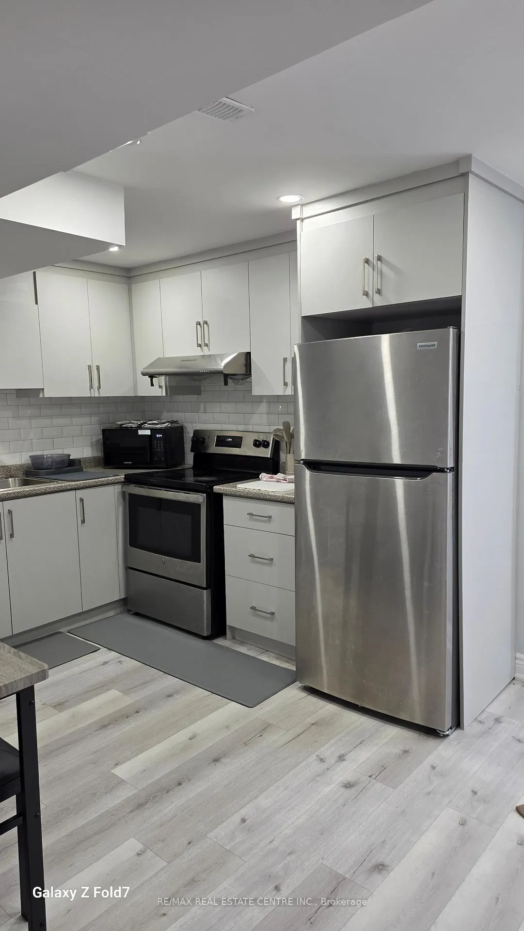 Photo 3 of 726 Dolby Crescent, Milton, Beaty — HOMEH