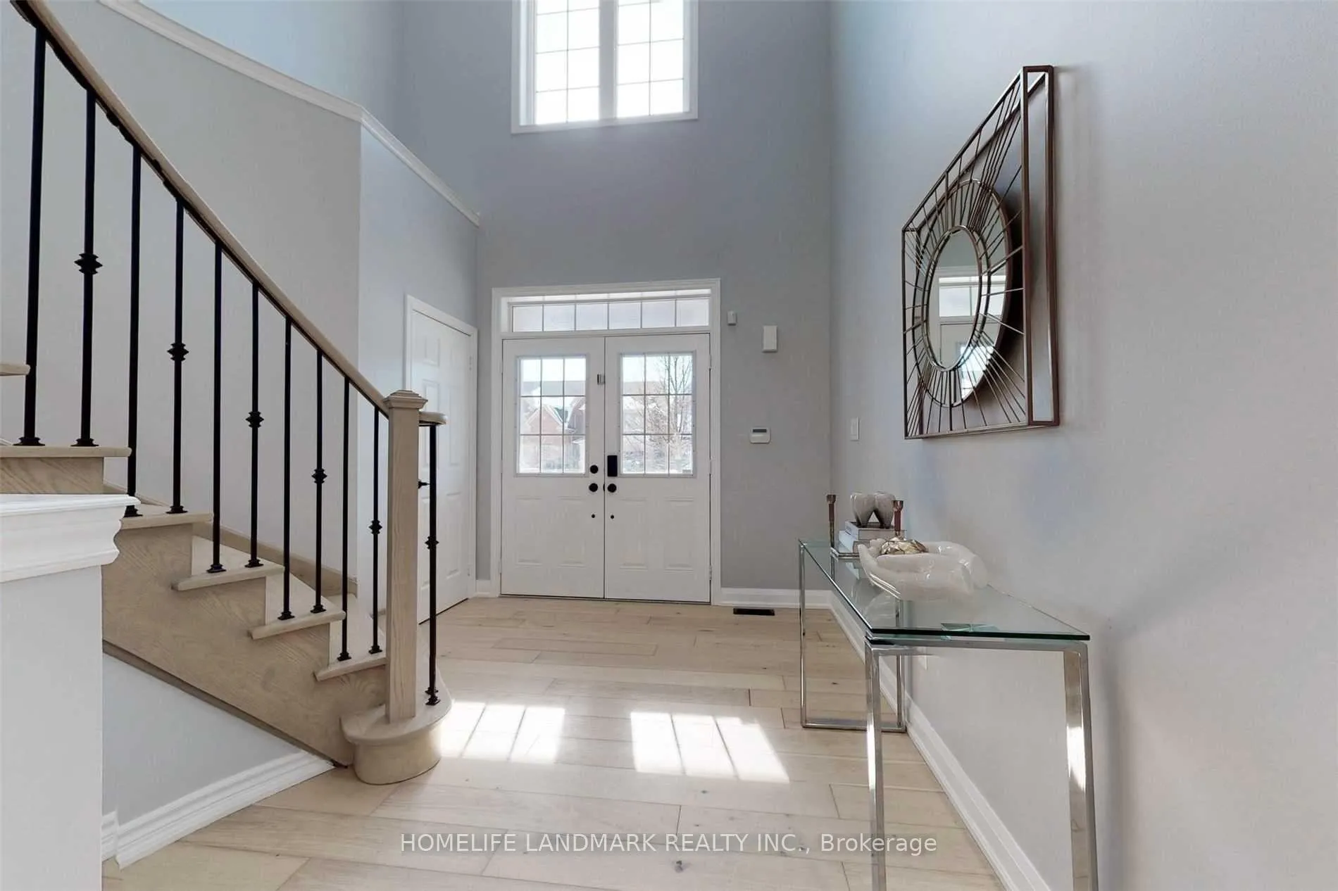 Photo 3 of Unit A, 172 District Avenue, Vaughan, Maple — HOMEH