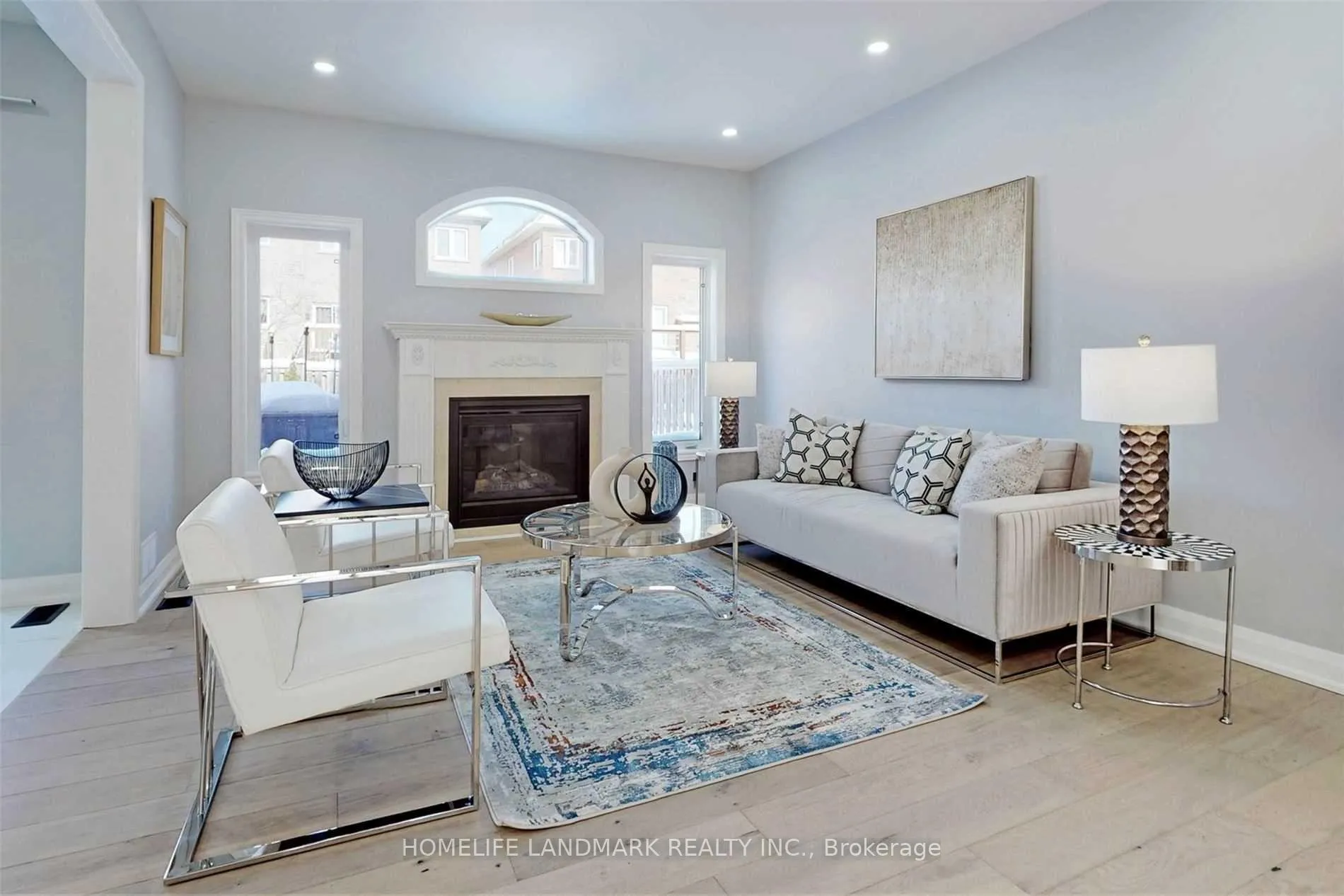 Photo 4 of Unit A, 172 District Avenue, Vaughan, Maple — HOMEH