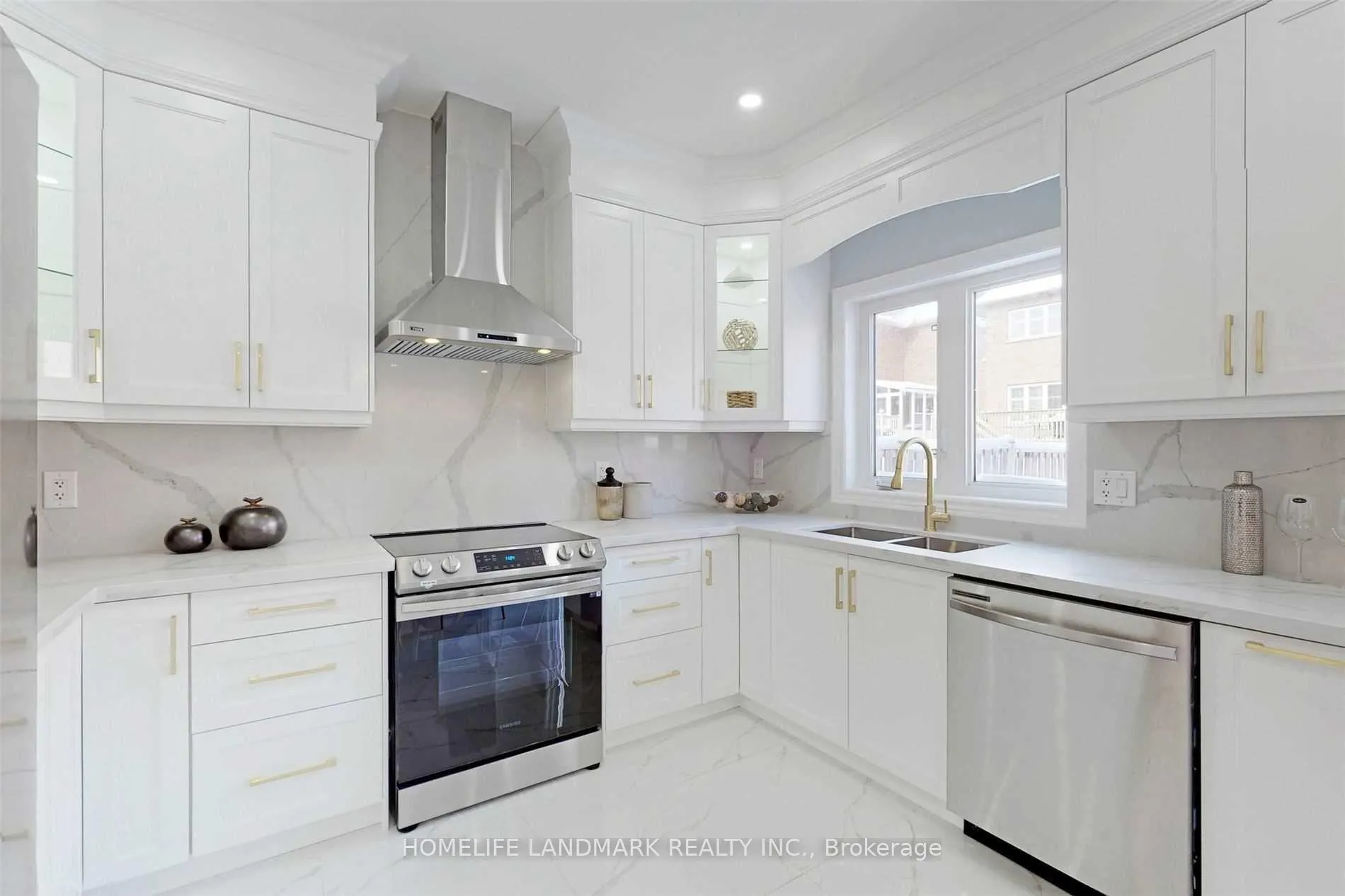 Photo 7 of Unit A, 172 District Avenue, Vaughan, Maple — HOMEH
