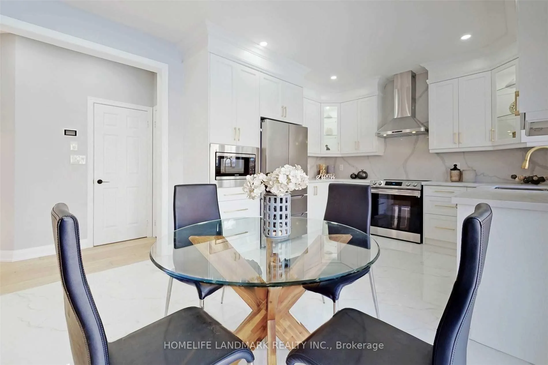 Photo 9 of Unit A, 172 District Avenue, Vaughan, Maple — HOMEH