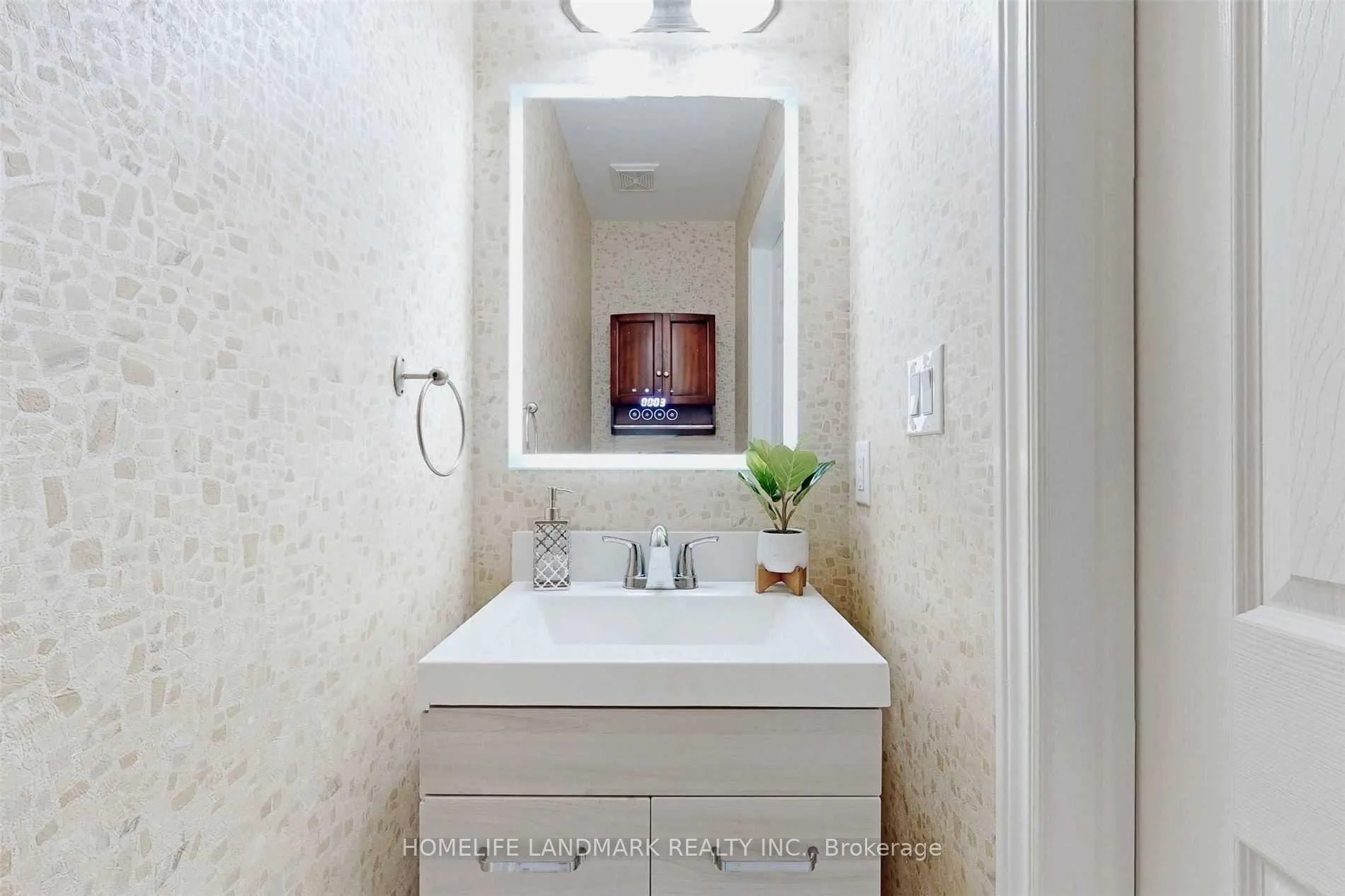 Photo 10 of Unit A, 172 District Avenue, Vaughan, Maple — HOMEH