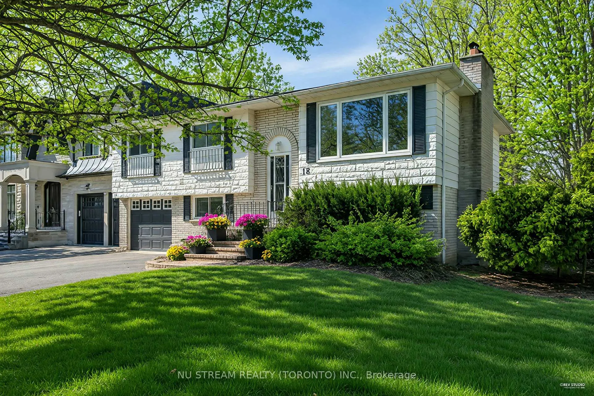 Photo 1 of 18 Emily Carr Street, Markham, Unionville — HOMEH