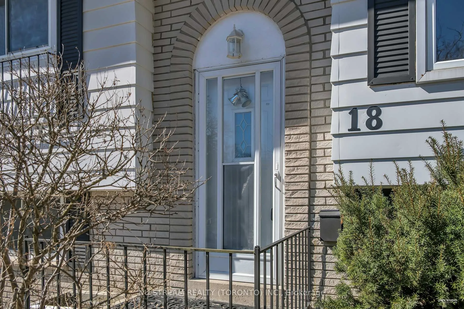 Photo 2 of 18 Emily Carr Street, Markham, Unionville — HOMEH