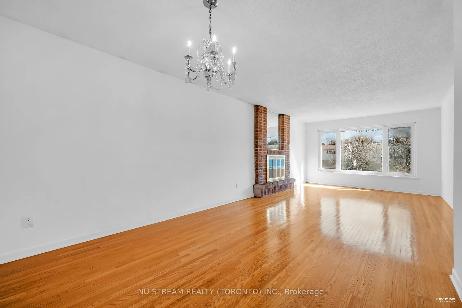 Photo 3 of 18 Emily Carr Street, Markham, Unionville — HOMEH