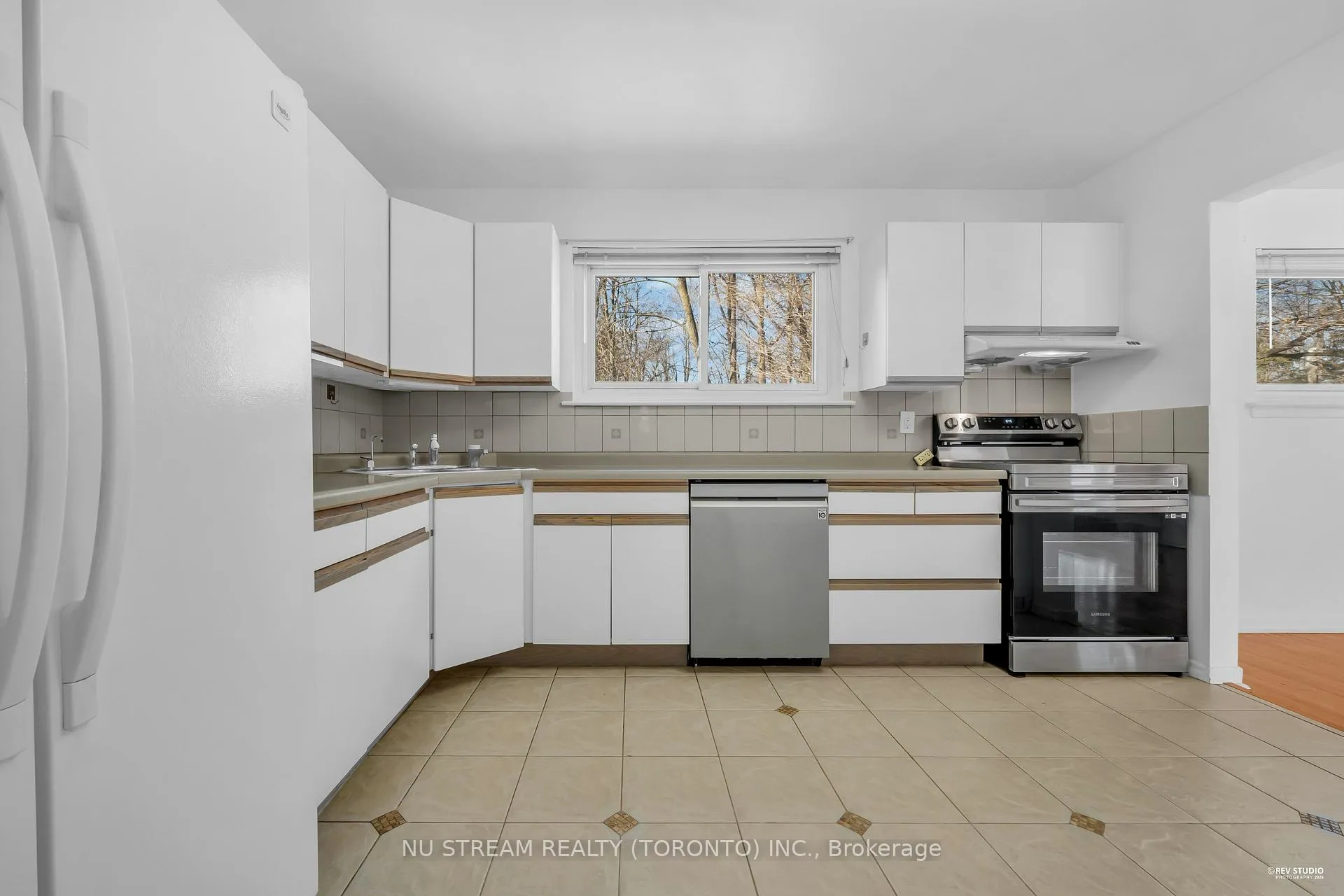 Photo 6 of 18 Emily Carr Street, Markham, Unionville — HOMEH