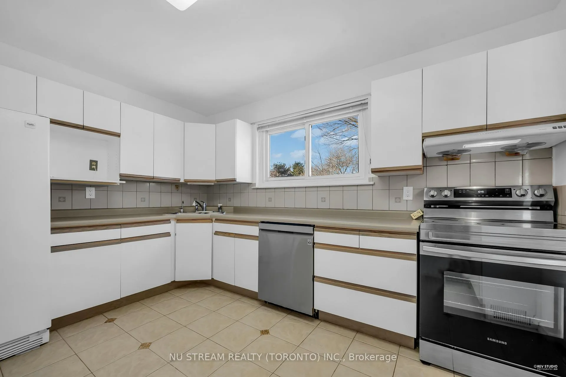 Photo 7 of 18 Emily Carr Street, Markham, Unionville — HOMEH