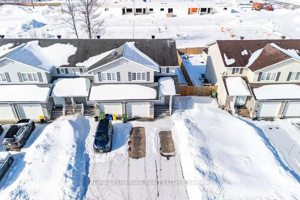 Photo 3 of 2095 Sandstone Crescent, Petawawa — HOMEH