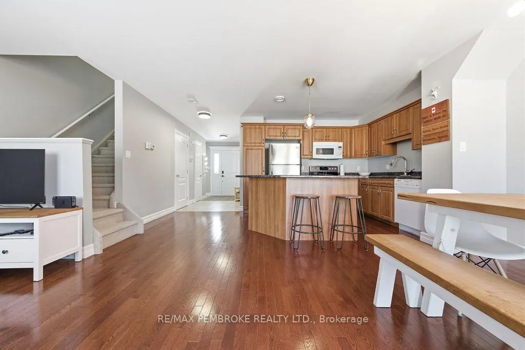 Photo 8 of 2095 Sandstone Crescent, Petawawa — HOMEH