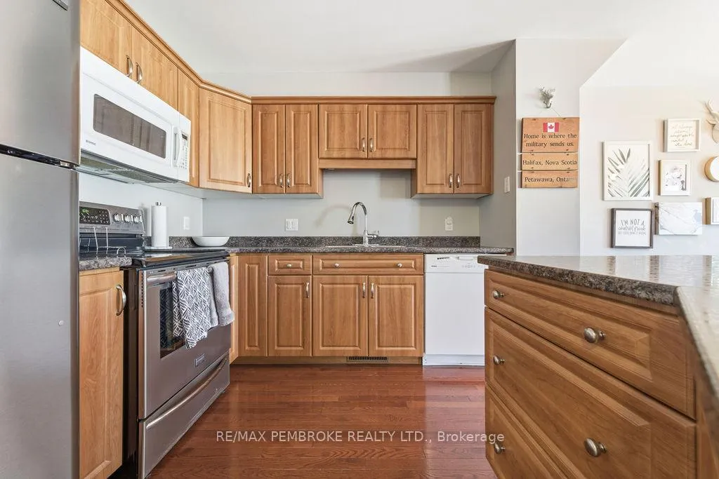 Photo 11 of 2095 Sandstone Crescent, Petawawa — HOMEH