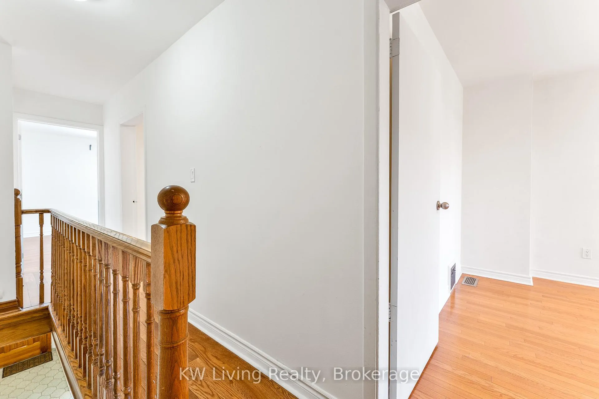 Photo 10 of 17 Treford Place, Toronto, Trinity-Bellwoods — HOMEH